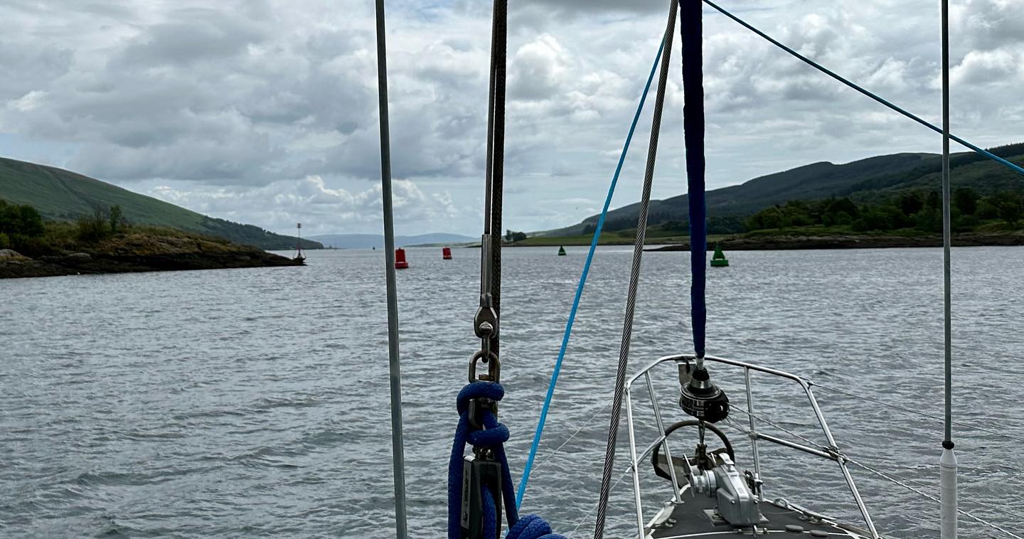 From Kames up to Loch Riddon, sailing through the Burnt Islands and dropping anchor in Rothesay/East Kyle for dinner and a restful sleep. Fortunately, Sissi, one of our cats, is more interested in the water than our wine. At over 15 years old, we made her a own ladder to climb into the cockpit. #sailing #sailinstagram #sailinglife #sailingcat #catsonboats #lochriddon #rothesay #eastkyle #sailingscotland #kylesofbute