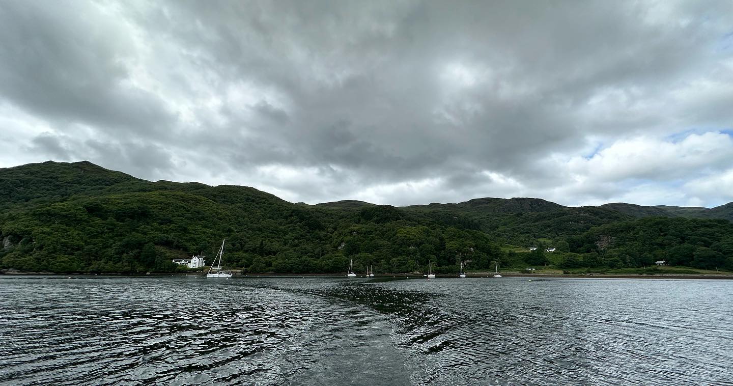 From Kames up to Loch Riddon, sailing through the Burnt Islands and dropping anchor in Rothesay/East Kyle for dinner and a restful sleep. Fortunately, Sissi, one of our cats, is more interested in the water than our wine. At over 15 years old, we made her a own ladder to climb into the cockpit. #sailing #sailinstagram #sailinglife #sailingcat #catsonboats #lochriddon #rothesay #eastkyle #sailingscotland #kylesofbute