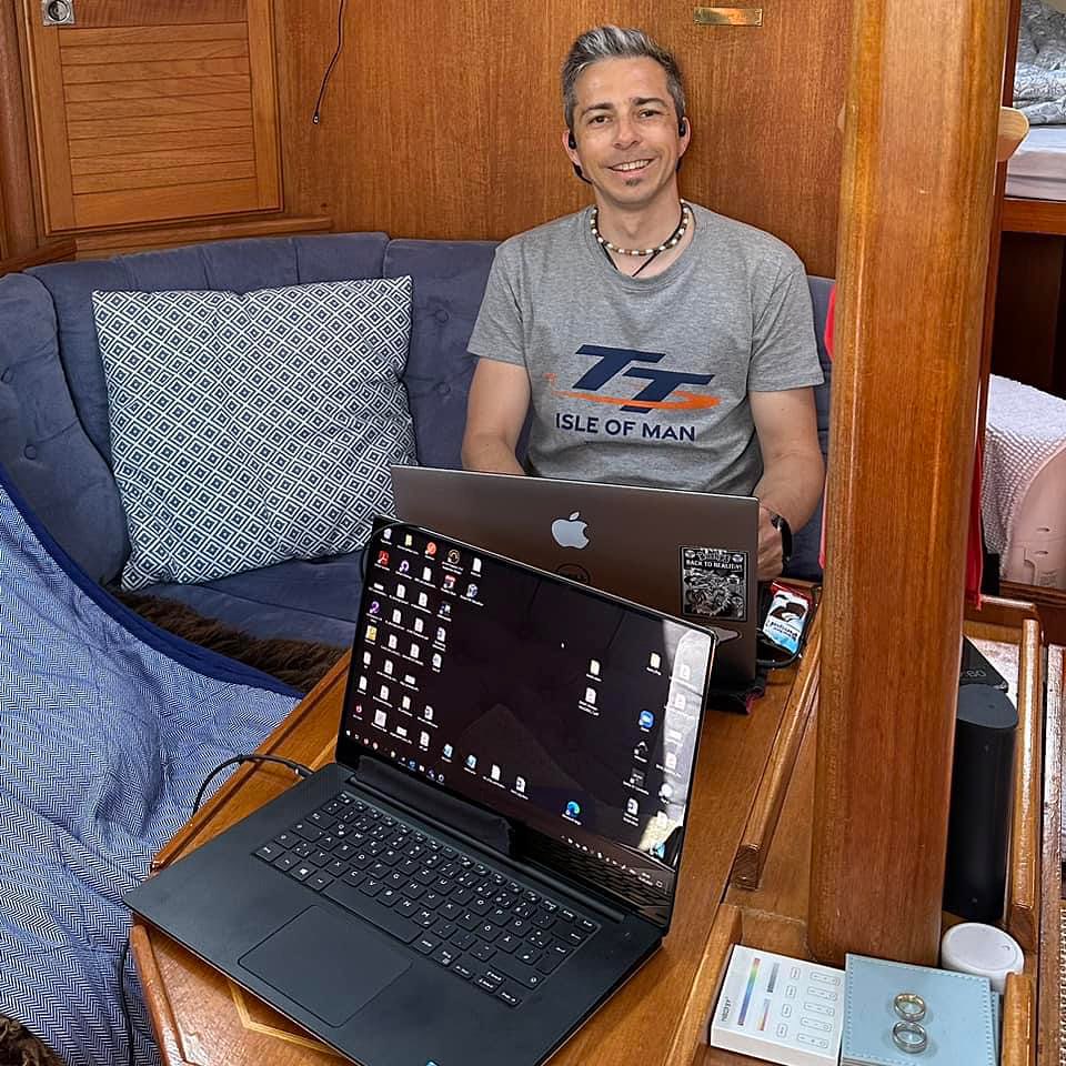 This is how our day mostly looks like. Instead working at home, we work in our boat office on Lagertha. #digitalnomads #digitalnomad #segeln #segelnmachtglücklich #sailing #sailinglifestyle #sailinglife