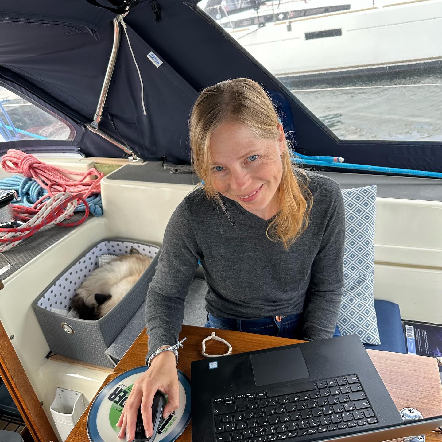 This is how our day mostly looks like. Instead working at home, we work in our boat office on Lagertha. #digitalnomads #digitalnomad #segeln #segelnmachtglücklich #sailing #sailinglifestyle #sailinglife