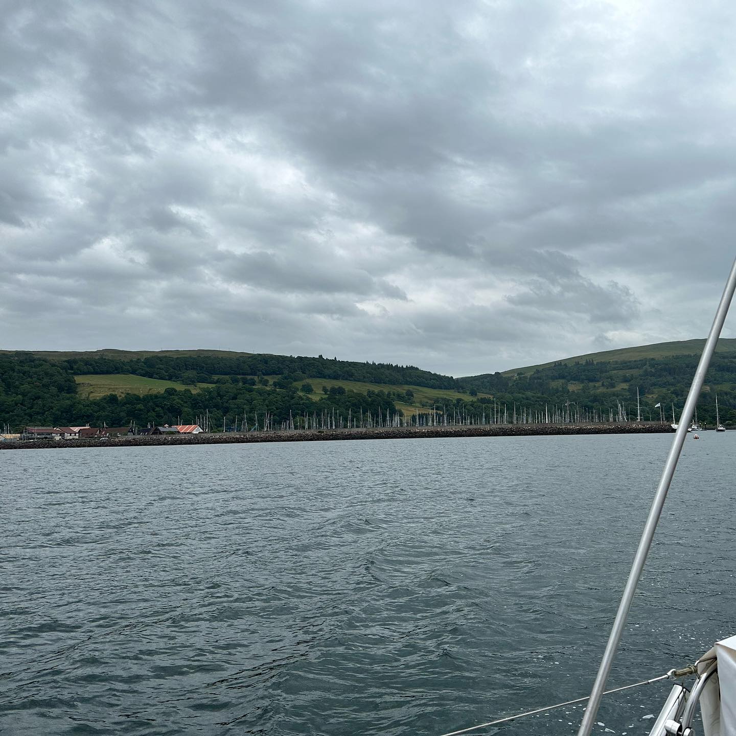 The journey continues. But either to much wind or to much wet 🌧️ Today we made our way north into Loch Long. A overnight stop @the_ardentinny and a wonderful dinner with view to Lagertha. We met a few dolphins 🐬 the way up here but only a short sight. #sailing #sailinstagram #segeln #lochlong #sailingscotland #saillinglife #abenteuerreise #scotland