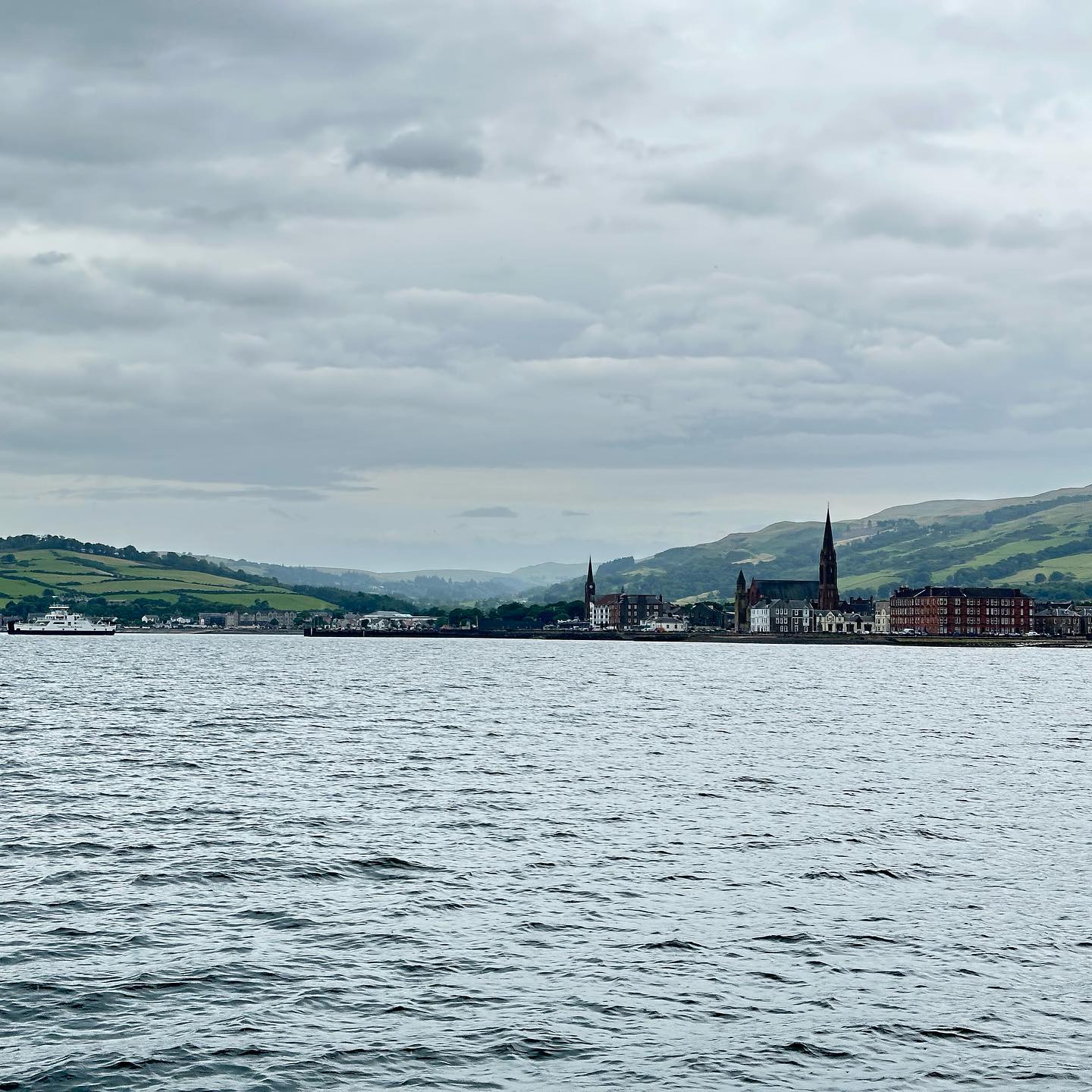 The journey continues. But either to much wind or to much wet 🌧️ Today we made our way north into Loch Long. A overnight stop @the_ardentinny and a wonderful dinner with view to Lagertha. We met a few dolphins 🐬 the way up here but only a short sight. #sailing #sailinstagram #segeln #lochlong #sailingscotland #saillinglife #abenteuerreise #scotland