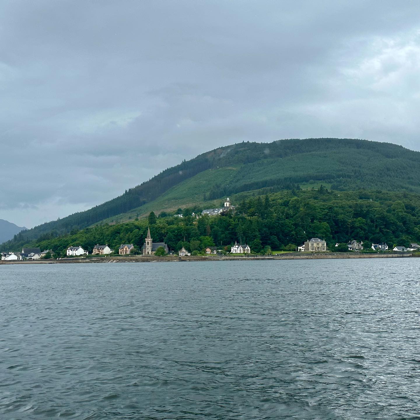 The journey continues. But either to much wind or to much wet 🌧️ Today we made our way north into Loch Long. A overnight stop @the_ardentinny and a wonderful dinner with view to Lagertha. We met a few dolphins 🐬 the way up here but only a short sight. #sailing #sailinstagram #segeln #lochlong #sailingscotland #saillinglife #abenteuerreise #scotland