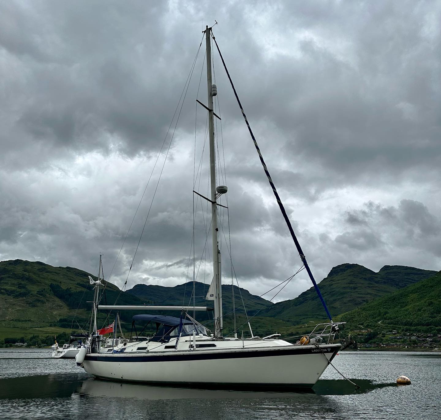 Lochgoilhead to Carrick Castle. We changed our position today by a few miles to have a castle view ☺️ #sail #segeln #sailing #carrickcastle #sailingscotland #lochgoil