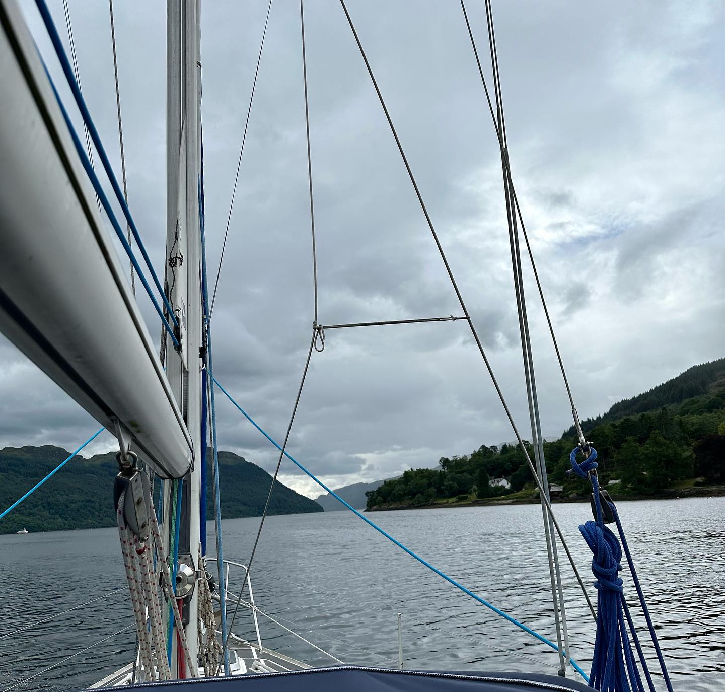 Lochgoilhead to Carrick Castle. We changed our position today by a few miles to have a castle view ☺️ #sail #segeln #sailing #carrickcastle #sailingscotland #lochgoil