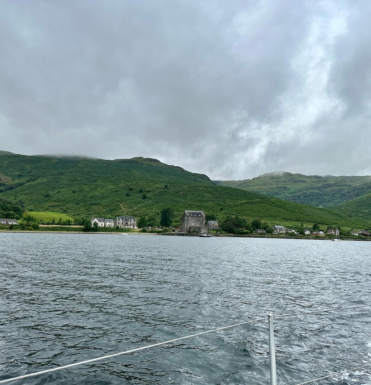 Carrick Castle to Arrochar, Loch Long.  A very nice place to be👌🏻 #sailing #segeln #sailingscotland #westerlyoceanlord #westerlyyachts #arrochar #lochlong