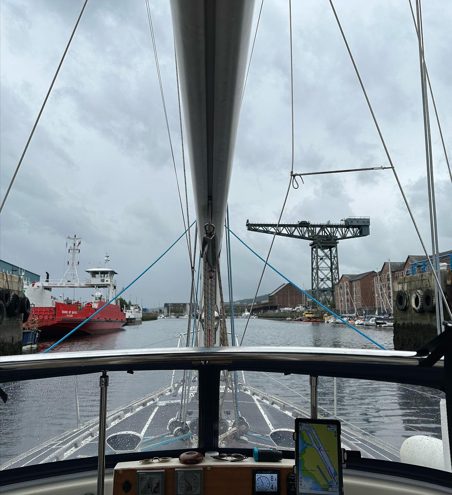 Arrochar to Greenock, James Watt Dock Marina. After a nice evening and BBQ in Arrochar we moved a bit south, it's rain and wind forecasted, so we fancy a bit window shopping in Glasgow over the weekend 😅🏴󠁧󠁢󠁳󠁣󠁴󠁿