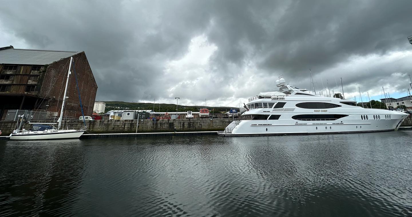 Size matters? 😱😅 50m super yacht and our small Lagertha. #westerlyyachts #westerlyoceanlord #sailinginstagram #segeln #superyacht