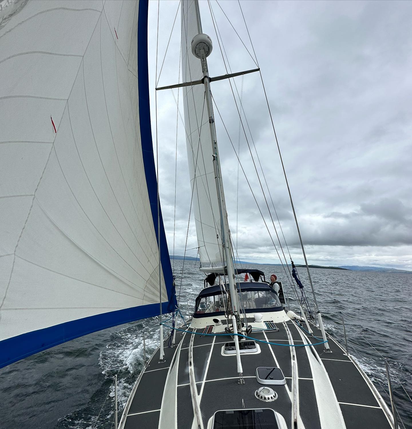 On the way back from Portavadie to Millport. Instead of dolphins we've seen a submarine today. Although a bit rosty, it was not yellow yet 😂  Cat was sleeping all the bashing against the wind. #sailing #segeln #sailinglife #sailingscotland #millport #firthofclyde #submarine