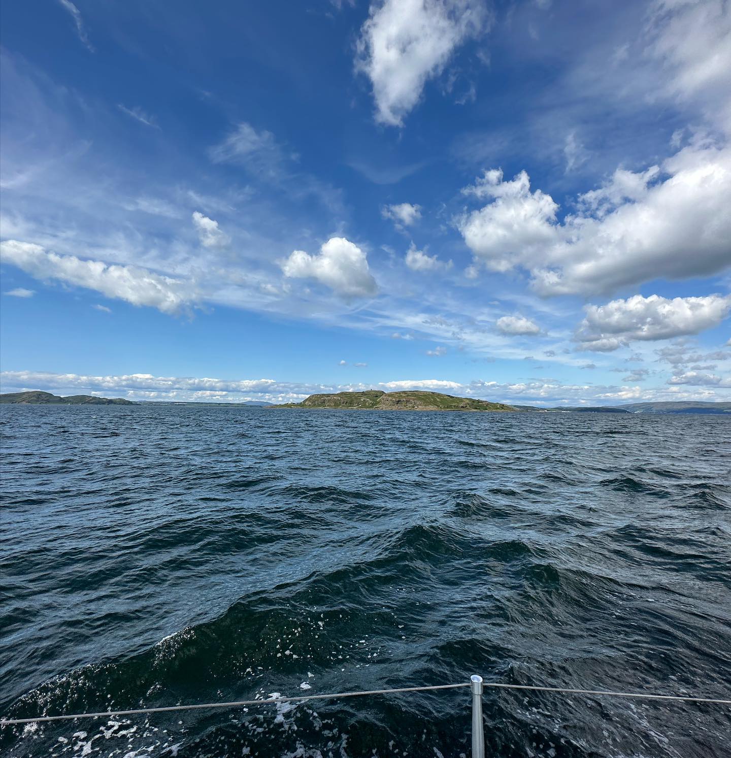 Millport to Brodick, Isle of Arran. Beautiful sailing day and a nice evening off grid. We have seen a submarine during sailing and an Otter at the anchorage. Poached eggs and self caught and smoked cajun mackerels for dinner 🍽️ #sailinglife #sailinglifestyle #sailinginstagram #sailing #segeln #brodick #brodickbay #isleofarran #sailingcouple