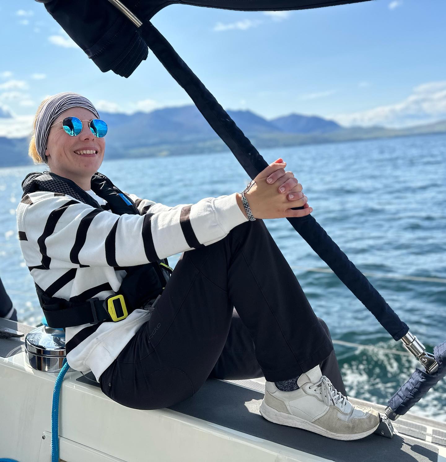Millport to Brodick, Isle of Arran. Beautiful sailing day and a nice evening off grid. We have seen a submarine during sailing and an Otter at the anchorage. Poached eggs and self caught and smoked cajun mackerels for dinner 🍽️ #sailinglife #sailinglifestyle #sailinginstagram #sailing #segeln #brodick #brodickbay #isleofarran #sailingcouple