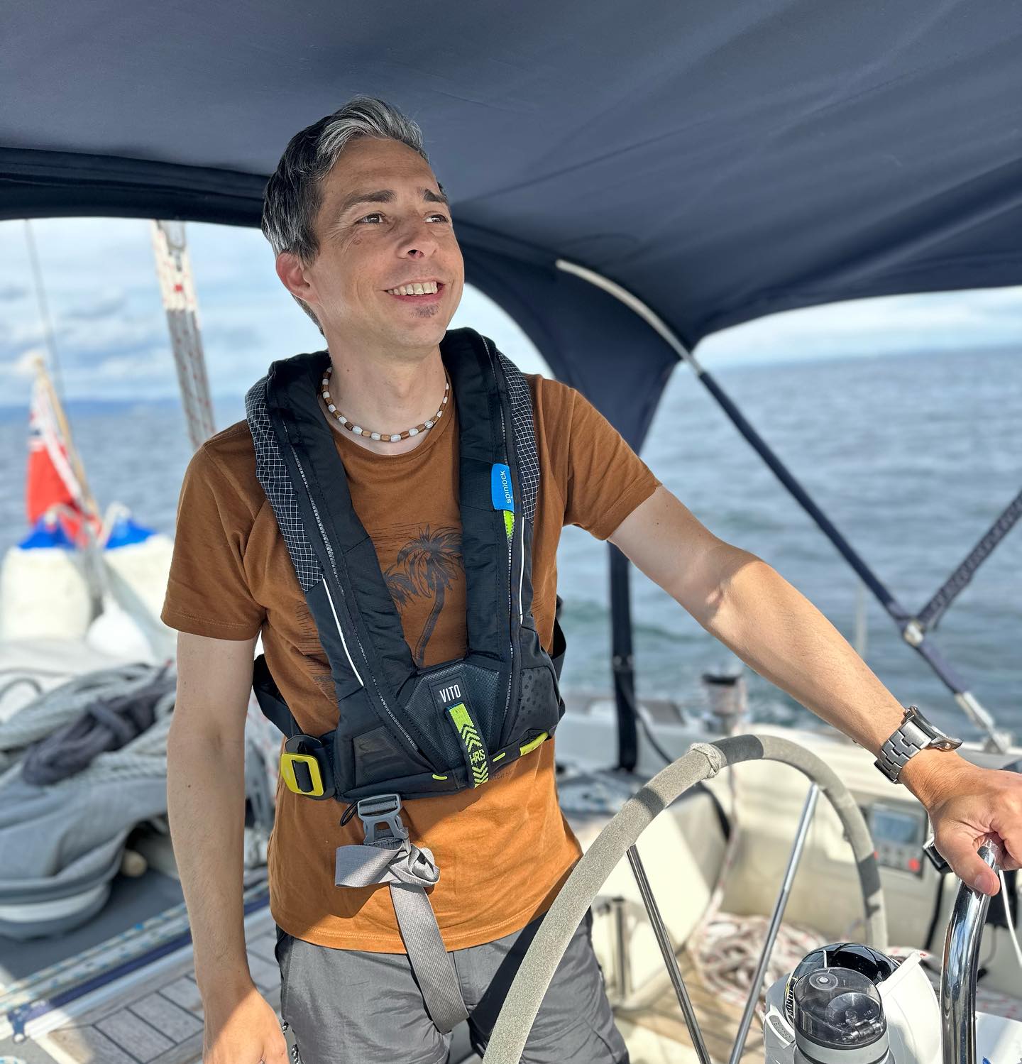 Millport to Brodick, Isle of Arran. Beautiful sailing day and a nice evening off grid. We have seen a submarine during sailing and an Otter at the anchorage. Poached eggs and self caught and smoked cajun mackerels for dinner 🍽️ #sailinglife #sailinglifestyle #sailinginstagram #sailing #segeln #brodick #brodickbay #isleofarran #sailingcouple