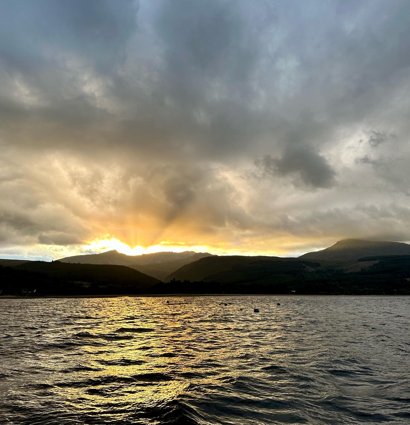 Millport to Brodick, Isle of Arran. Beautiful sailing day and a nice evening off grid. We have seen a submarine during sailing and an Otter at the anchorage. Poached eggs and self caught and smoked cajun mackerels for dinner 🍽️ #sailinglife #sailinglifestyle #sailinginstagram #sailing #segeln #brodick #brodickbay #isleofarran #sailingcouple