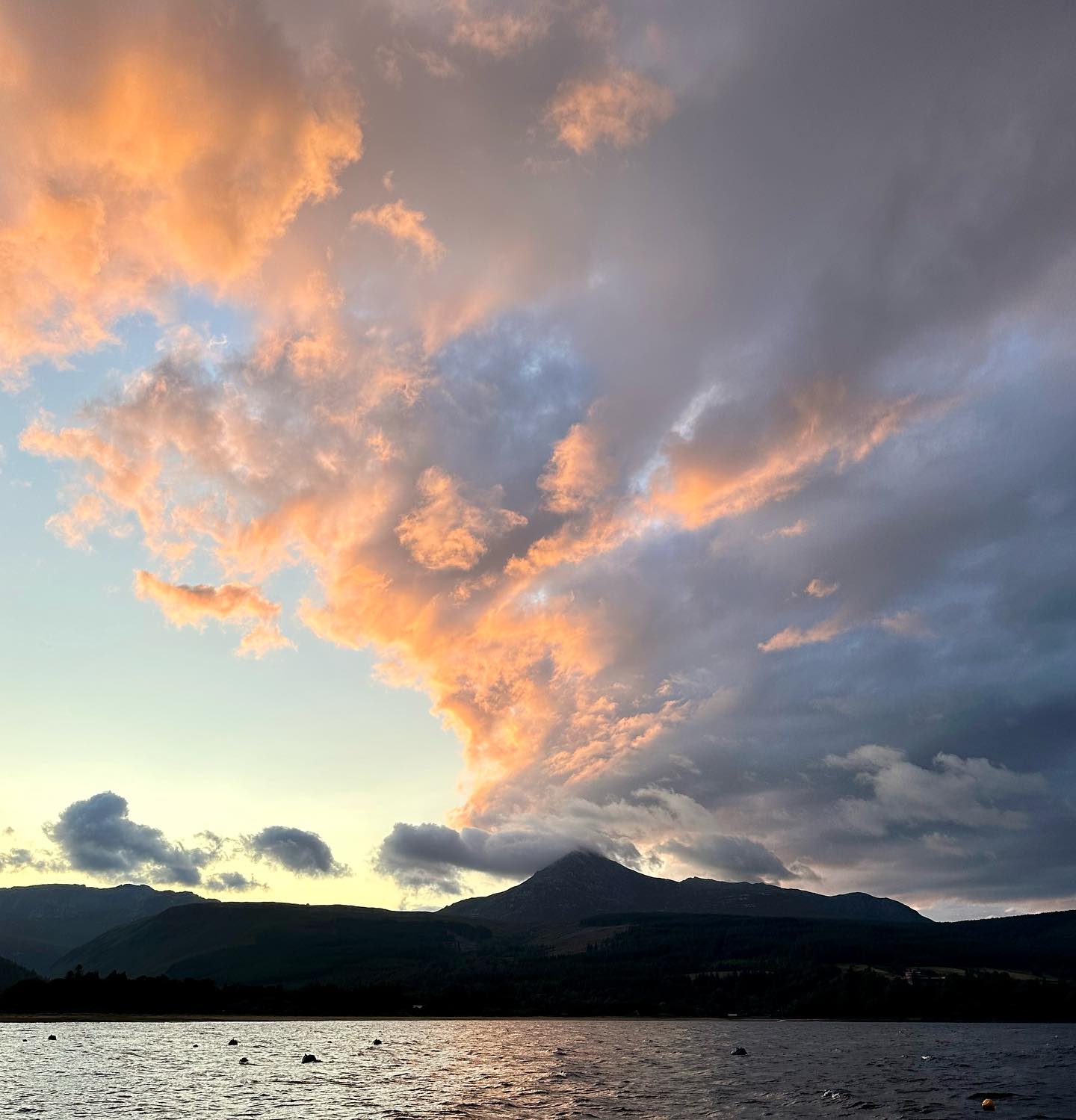 Millport to Brodick, Isle of Arran. Beautiful sailing day and a nice evening off grid. We have seen a submarine during sailing and an Otter at the anchorage. Poached eggs and self caught and smoked cajun mackerels for dinner 🍽️ #sailinglife #sailinglifestyle #sailinginstagram #sailing #segeln #brodick #brodickbay #isleofarran #sailingcouple
