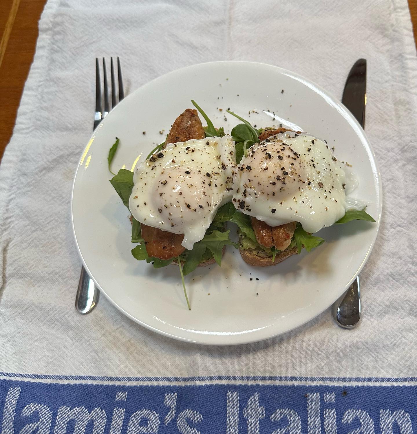Millport to Brodick, Isle of Arran. Beautiful sailing day and a nice evening off grid. We have seen a submarine during sailing and an Otter at the anchorage. Poached eggs and self caught and smoked cajun mackerels for dinner 🍽️ #sailinglife #sailinglifestyle #sailinginstagram #sailing #segeln #brodick #brodickbay #isleofarran #sailingcouple
