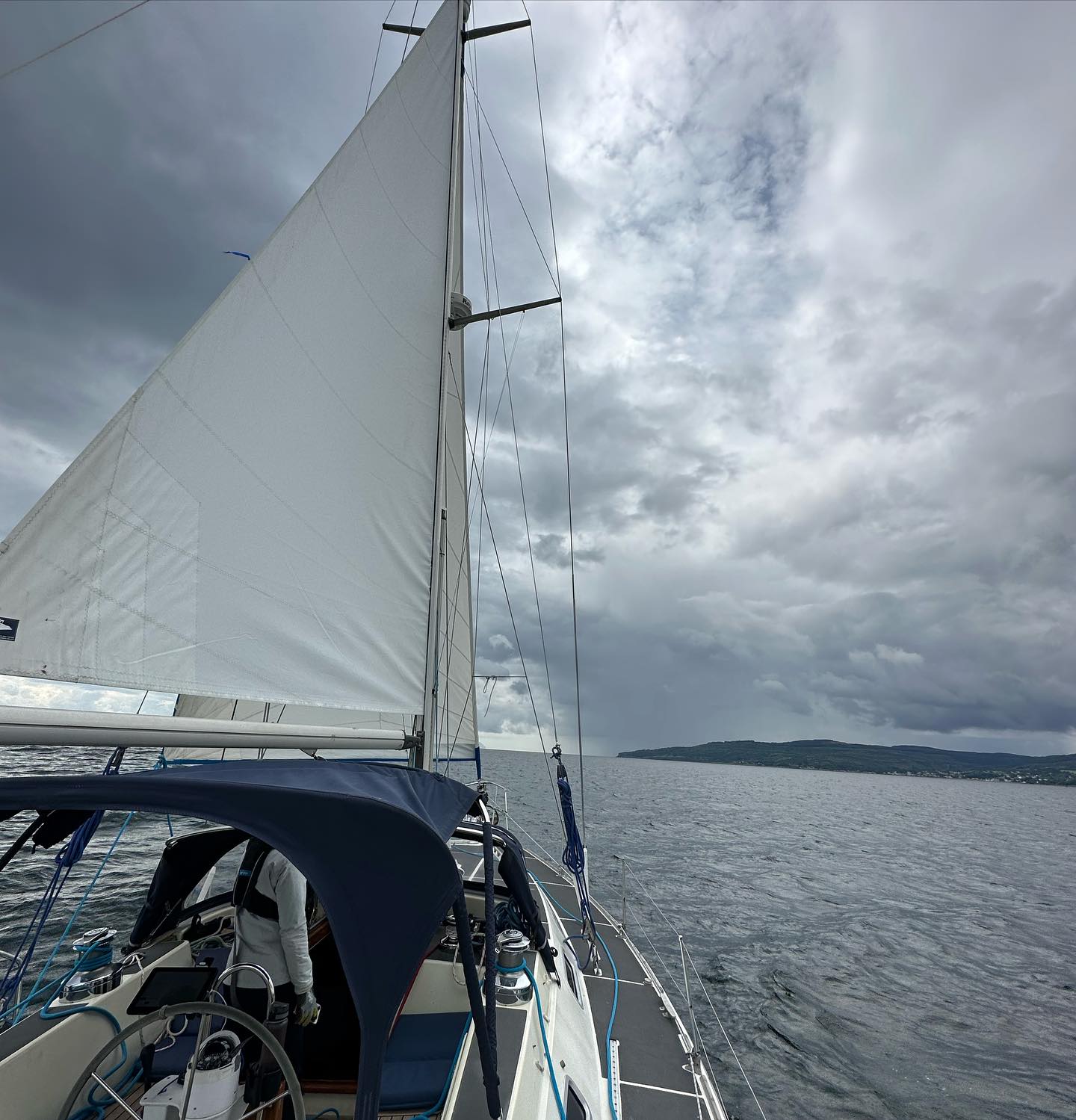 Brodick to Campbeltown. We have had every weather you can imagine in just 6 hours from no wind to strong winds, sun, cloudy and heavy rain. But we were awarded by hundreds of dolphins 🐬 chasing just 2 miles out of Campbeltown. That paid back a lot. #sailing #sail #segeln #segelnmachtglücklich #sailinginstagram #westerlyyachts #westerlyoceanlord