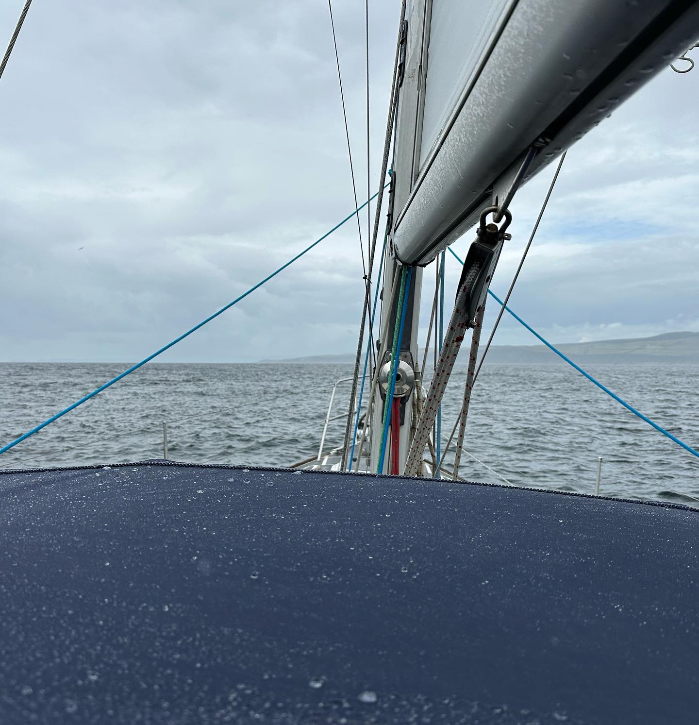 Brodick to Campbeltown. We have had every weather you can imagine in just 6 hours from no wind to strong winds, sun, cloudy and heavy rain. But we were awarded by hundreds of dolphins 🐬 chasing just 2 miles out of Campbeltown. That paid back a lot. #sailing #sail #segeln #segelnmachtglücklich #sailinginstagram #westerlyyachts #westerlyoceanlord