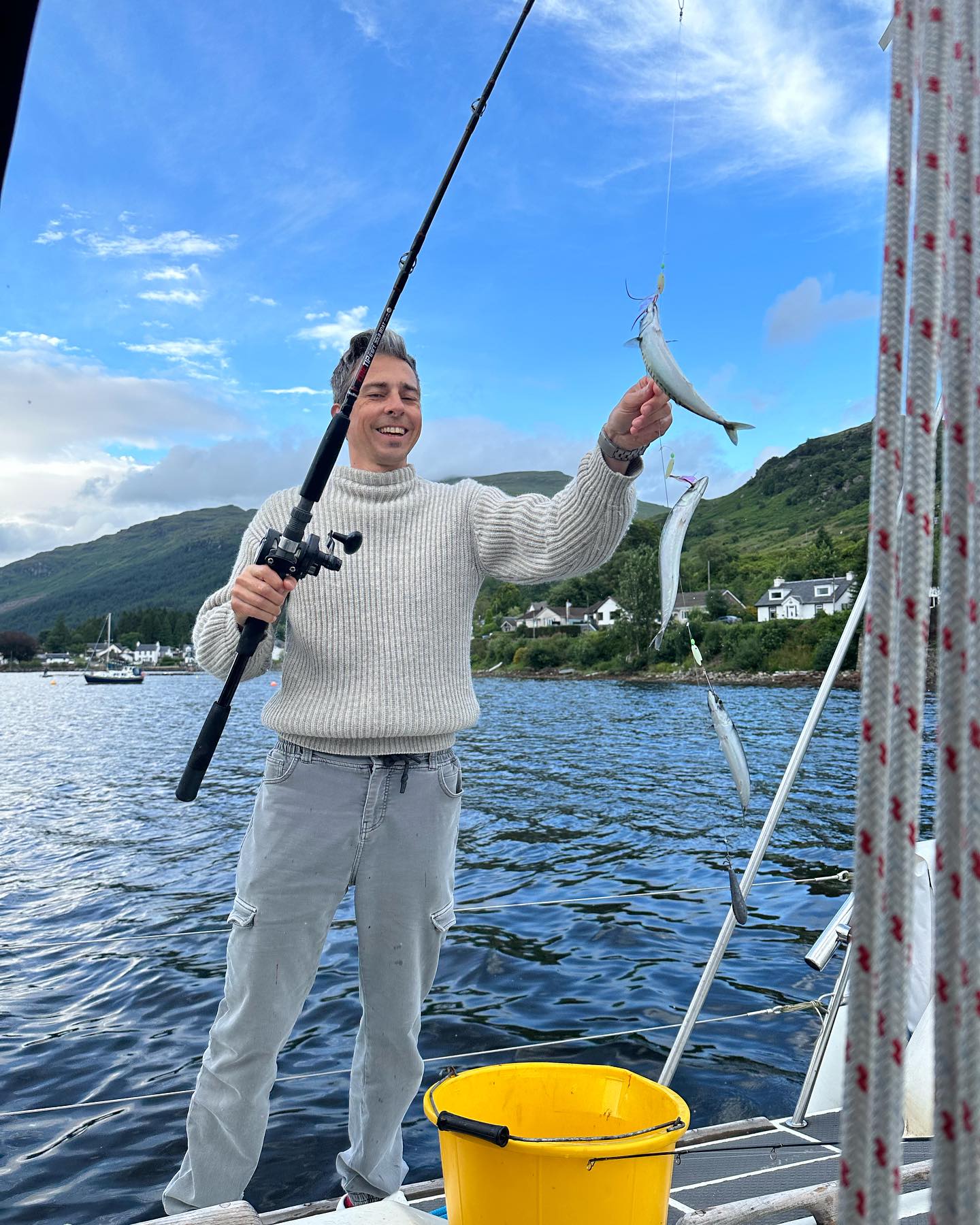 Because we were sooo good in the mackerels dance, we caught a good lot of mackerels. Not only for a dinner but also to put them in a brine and to smoke and vacuum them. So, we have smoked and cajun smoked mackerels for a while. yummy! 🤤🤩 #fishing #sailinglife #sailinglivestyle #segeln #segelabenteuer #pitbossgrills #smokedmackerel #mackrel #cajunmackerel #sailingscotland #offgrid #offgridcooking