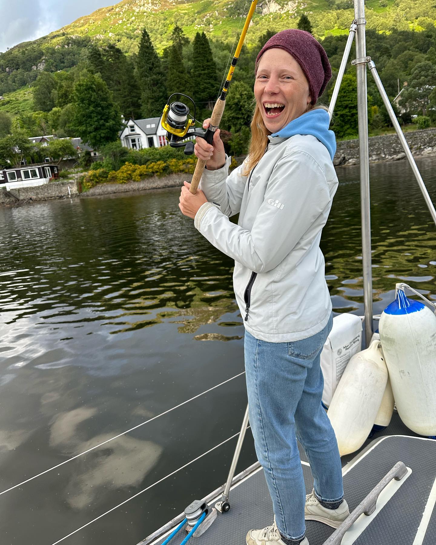 Because we were sooo good in the mackerels dance, we caught a good lot of mackerels. Not only for a dinner but also to put them in a brine and to smoke and vacuum them. So, we have smoked and cajun smoked mackerels for a while. yummy! 🤤🤩 #fishing #sailinglife #sailinglivestyle #segeln #segelabenteuer #pitbossgrills #smokedmackerel #mackrel #cajunmackerel #sailingscotland #offgrid #offgridcooking