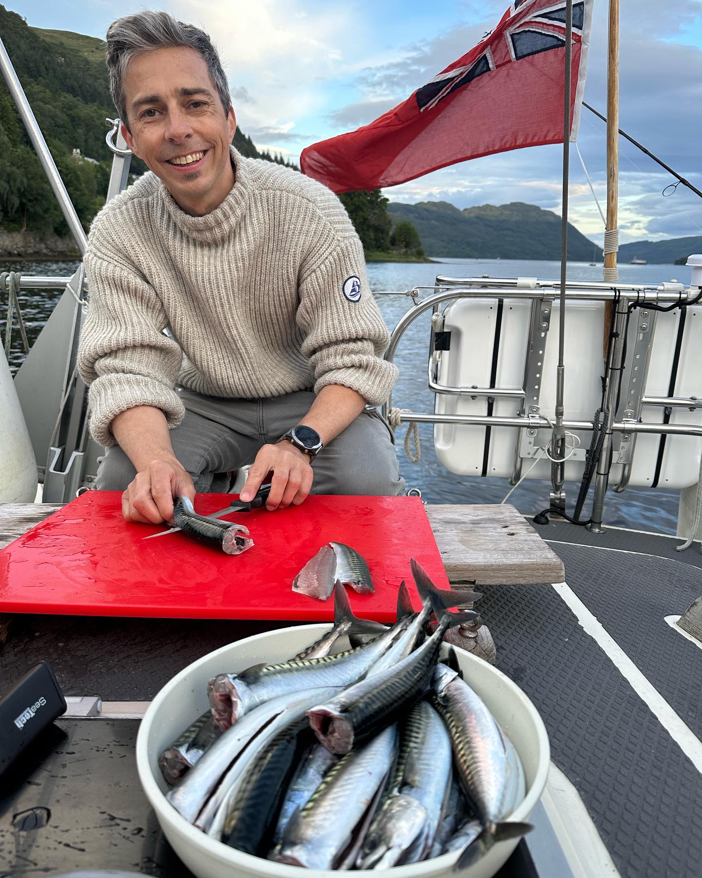 Because we were sooo good in the mackerels dance, we caught a good lot of mackerels. Not only for a dinner but also to put them in a brine and to smoke and vacuum them. So, we have smoked and cajun smoked mackerels for a while. yummy! 🤤🤩 #fishing #sailinglife #sailinglivestyle #segeln #segelabenteuer #pitbossgrills #smokedmackerel #mackrel #cajunmackerel #sailingscotland #offgrid #offgridcooking