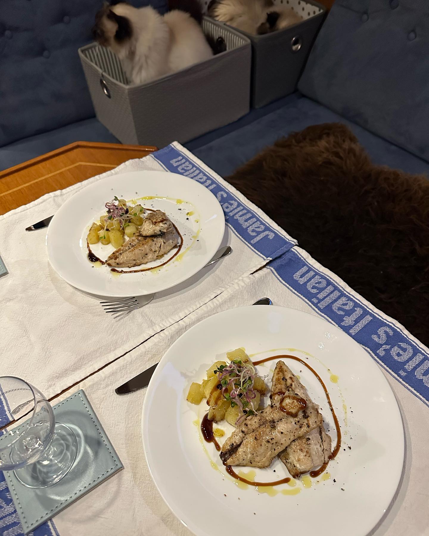 Because we were sooo good in the mackerels dance, we caught a good lot of mackerels. Not only for a dinner but also to put them in a brine and to smoke and vacuum them. So, we have smoked and cajun smoked mackerels for a while. yummy! 🤤🤩 #fishing #sailinglife #sailinglivestyle #segeln #segelabenteuer #pitbossgrills #smokedmackerel #mackrel #cajunmackerel #sailingscotland #offgrid #offgridcooking