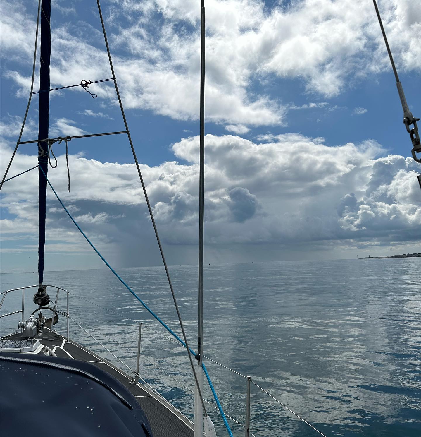 Belfast to Ardglass, all under engine as there wasn't enough wind, but we saw many different cloud formations and experienced occasional rain 🌧️ in between. As always, it was a nice trip, even when it rained a bit. #SailingAdventures #Sailing #Segeln #Sail #Ardglass #IrishSea #WesterlyOceanlord #WesterlyYachts #sailingadventure #downpatrick #ardglassharbour