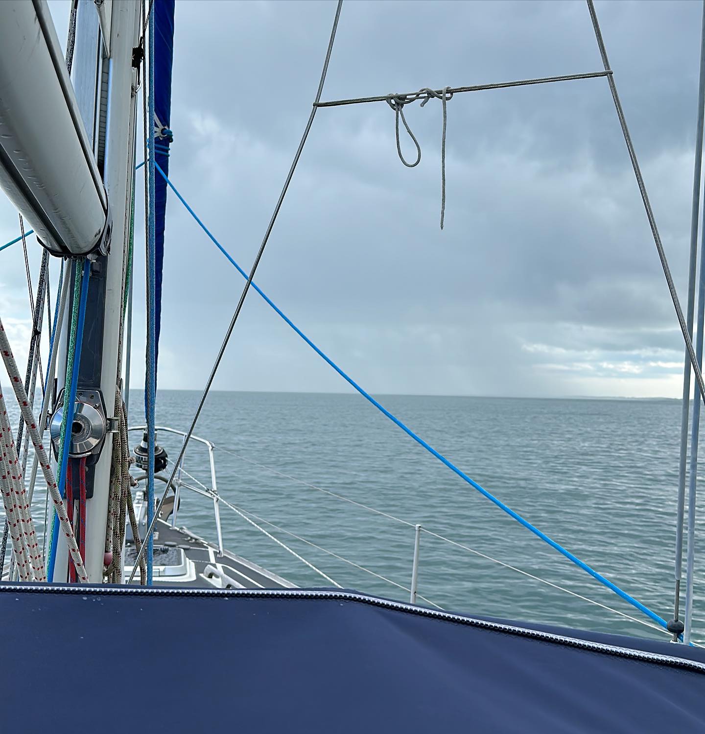 Belfast to Ardglass, all under engine as there wasn't enough wind, but we saw many different cloud formations and experienced occasional rain 🌧️ in between. As always, it was a nice trip, even when it rained a bit. #SailingAdventures #Sailing #Segeln #Sail #Ardglass #IrishSea #WesterlyOceanlord #WesterlyYachts #sailingadventure #downpatrick #ardglassharbour
