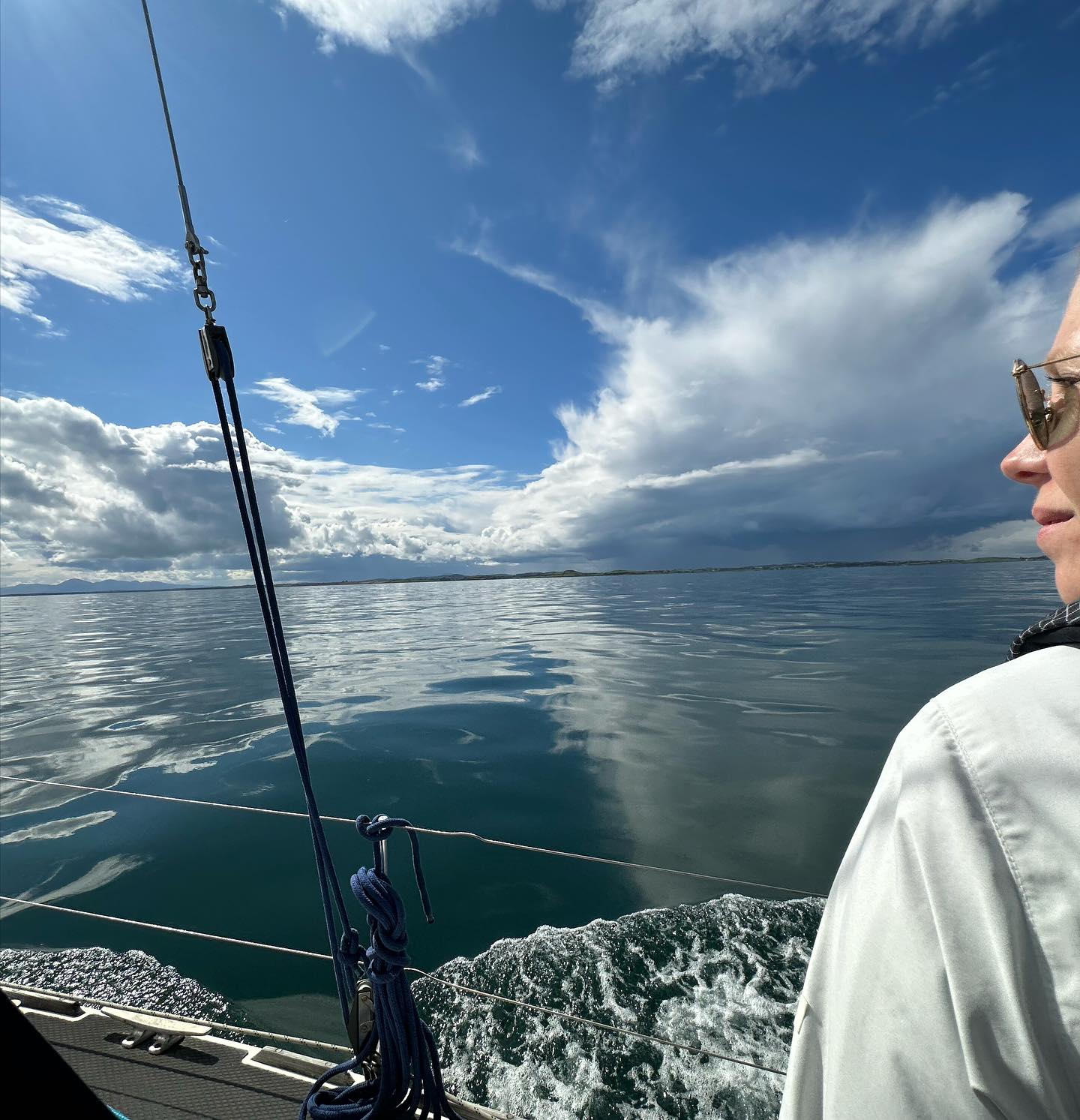 Belfast to Ardglass, all under engine as there wasn't enough wind, but we saw many different cloud formations and experienced occasional rain 🌧️ in between. As always, it was a nice trip, even when it rained a bit. #SailingAdventures #Sailing #Segeln #Sail #Ardglass #IrishSea #WesterlyOceanlord #WesterlyYachts #sailingadventure #downpatrick #ardglassharbour