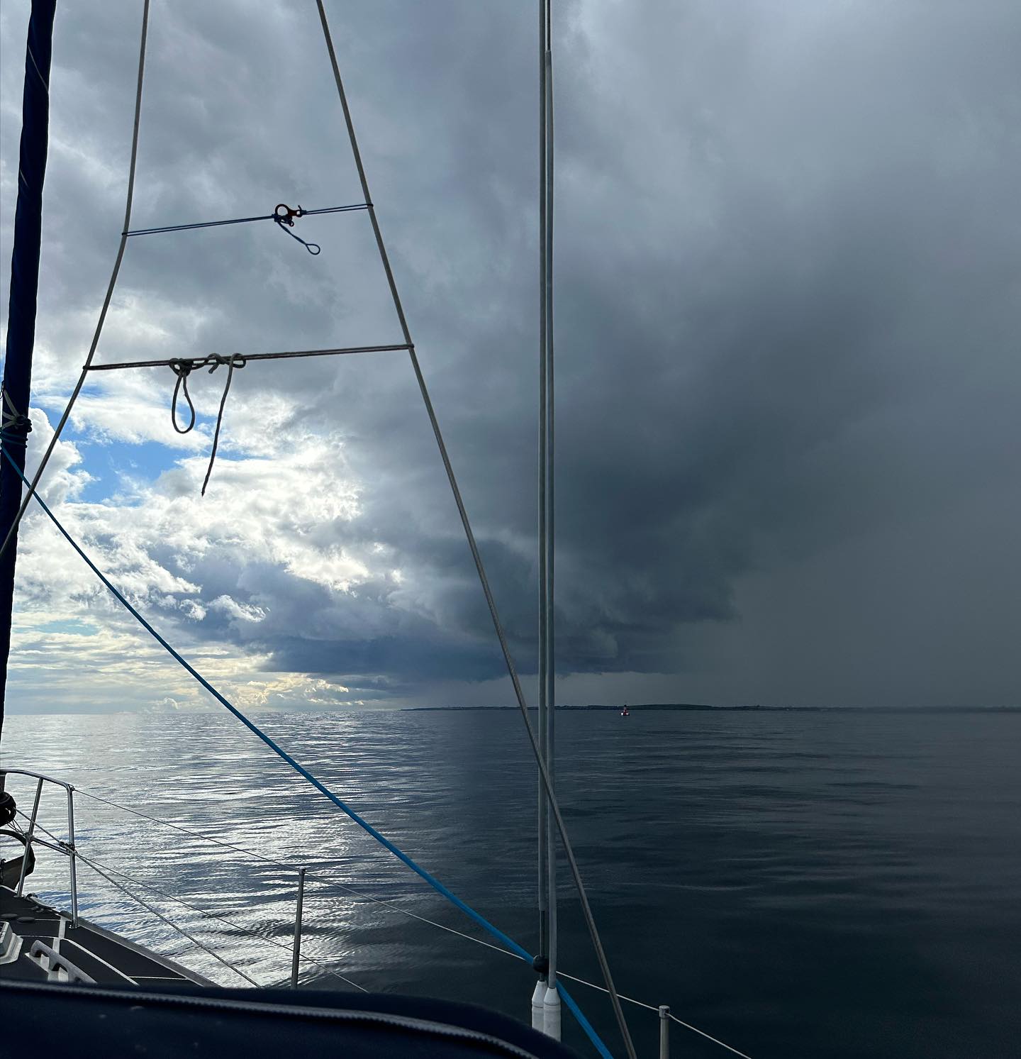 Belfast to Ardglass, all under engine as there wasn't enough wind, but we saw many different cloud formations and experienced occasional rain 🌧️ in between. As always, it was a nice trip, even when it rained a bit. #SailingAdventures #Sailing #Segeln #Sail #Ardglass #IrishSea #WesterlyOceanlord #WesterlyYachts #sailingadventure #downpatrick #ardglassharbour