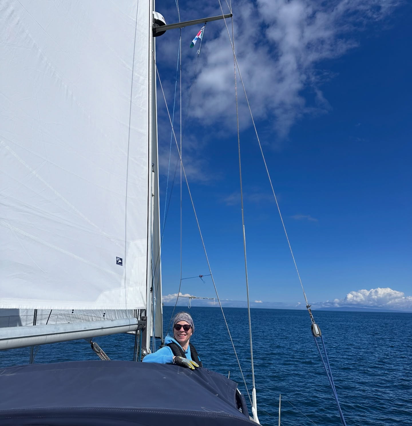 🌞 Beautiful Day for Our North Channel Crossing ⛵
Today was a beautiful day for our North Channel crossing from Glenarm to Islay, Port Ellen Bay. Not much wind, so it was mostly motor sailing, but we enjoyed the sunny day and a lovely evening at anchor. 🐬⛵
#portellen #islay #scotland #sailinglife #adventureawaits #liveaboard #sailingcouple #boatlife #catonboard #irishsea #westscotland #sailinglagertha #westerlyyachts #westerlyoceanlord #segeln