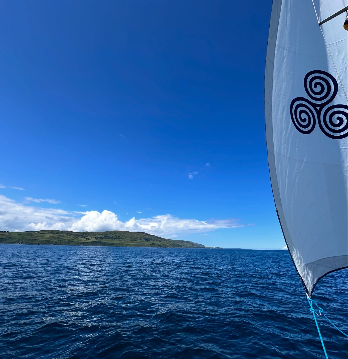 🌞 Beautiful Day for Our North Channel Crossing ⛵
Today was a beautiful day for our North Channel crossing from Glenarm to Islay, Port Ellen Bay. Not much wind, so it was mostly motor sailing, but we enjoyed the sunny day and a lovely evening at anchor. 🐬⛵
#portellen #islay #scotland #sailinglife #adventureawaits #liveaboard #sailingcouple #boatlife #catonboard #irishsea #westscotland #sailinglagertha #westerlyyachts #westerlyoceanlord #segeln