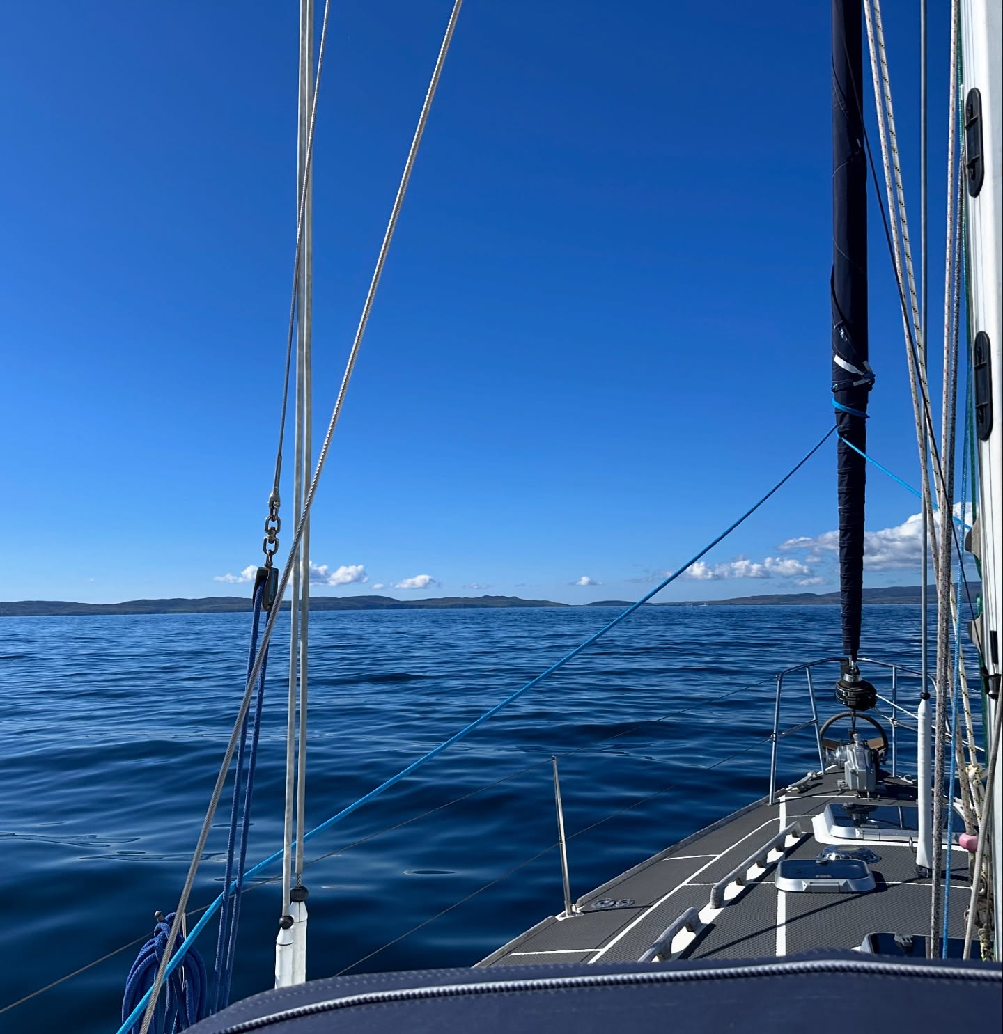 🌞 Beautiful Day for Our North Channel Crossing ⛵
Today was a beautiful day for our North Channel crossing from Glenarm to Islay, Port Ellen Bay. Not much wind, so it was mostly motor sailing, but we enjoyed the sunny day and a lovely evening at anchor. 🐬⛵
#portellen #islay #scotland #sailinglife #adventureawaits #liveaboard #sailingcouple #boatlife #catonboard #irishsea #westscotland #sailinglagertha #westerlyyachts #westerlyoceanlord #segeln