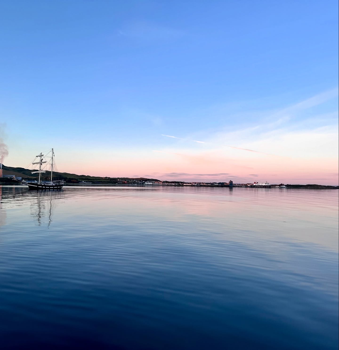 🌞 Beautiful Day for Our North Channel Crossing ⛵
Today was a beautiful day for our North Channel crossing from Glenarm to Islay, Port Ellen Bay. Not much wind, so it was mostly motor sailing, but we enjoyed the sunny day and a lovely evening at anchor. 🐬⛵
#portellen #islay #scotland #sailinglife #adventureawaits #liveaboard #sailingcouple #boatlife #catonboard #irishsea #westscotland #sailinglagertha #westerlyyachts #westerlyoceanlord #segeln