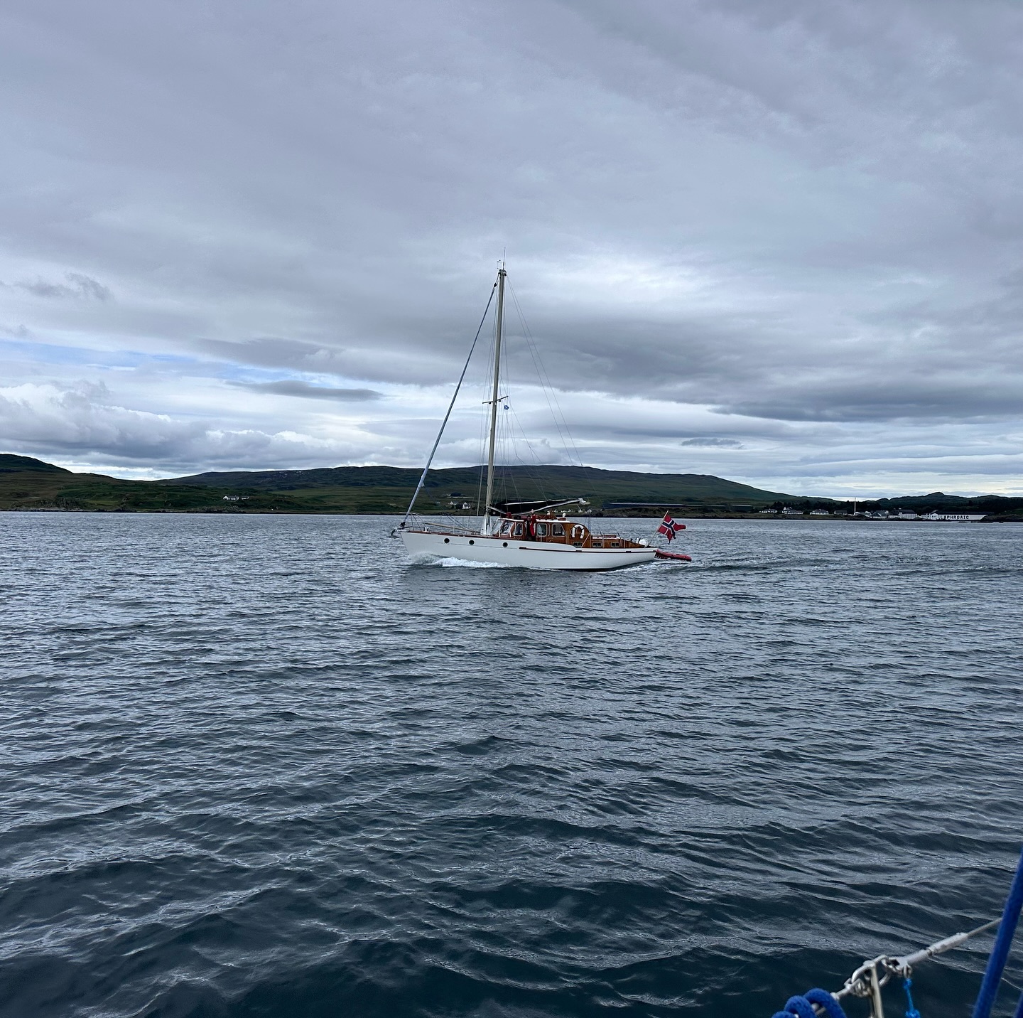 🚤 Distillery Hopping on Islay ⛵
Today, we moved our boat from Port Ellen Distillery to Ardbeg Distillery, passing the iconic Laphroaig and Lagavulin Distillery along the way. Navigating through the rocks was exciting, and we managed the approach safely and moored on a buoy just 200m from Ardbeg. Cheers to a successful sail and some fine whiskey ahead! 🥃🌊 . . . . .
#sailinglife #adventureawaits #distilleryhopping #islay #portellen #lagavulin #laphroaig #ardbeg #scotland #westscotland #sailinglagertha #westerlyyachts #westerlyoceanlord #segeln