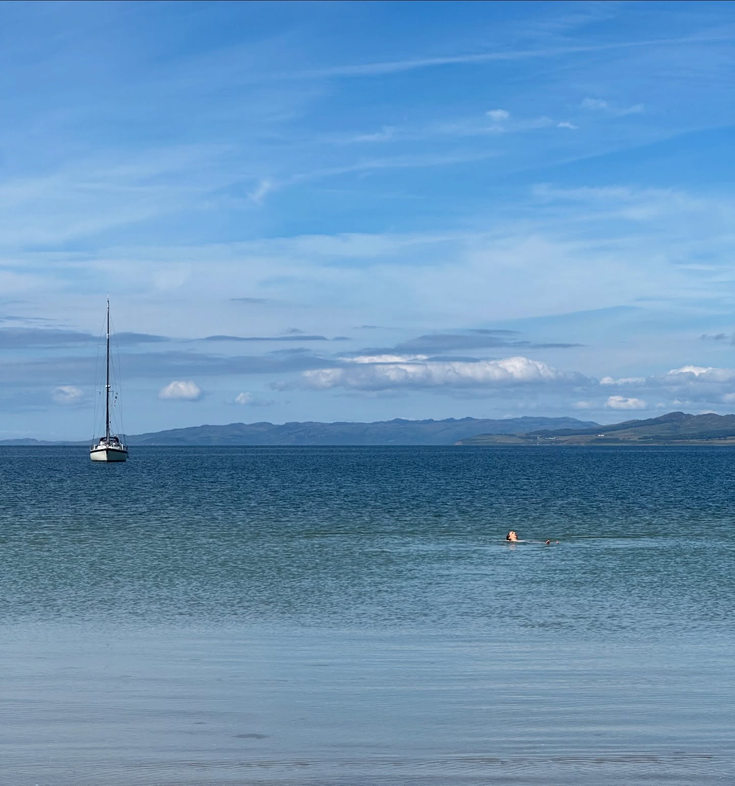 🌞 Sunny Day Adventures ⛵
We made a short stop for lunch at Gigha Twin Beach, with its fine white sand, and had a refreshing swim in the sea. Enjoyed a beautiful, relaxed afternoon under the sun. After our stop, we moved on to Craighouse, Jura. There, we watched the Euro final at the Jura Hotel Pub and enjoyed a delicious Sunday roast for dinner. Perfect way to spend the day! 🌞🌊
#sailinglife #sunnydays #lunchoverwater #swimintheocean #relaxationmode #boatlife #sailingcouple #gigha #twinbeach #craighouse #jura #jurahotel #eurofinal #sundayroast #scotland #westscotland #sailinglagertha #westerlyyachts #westerlyoceanlord #segeln