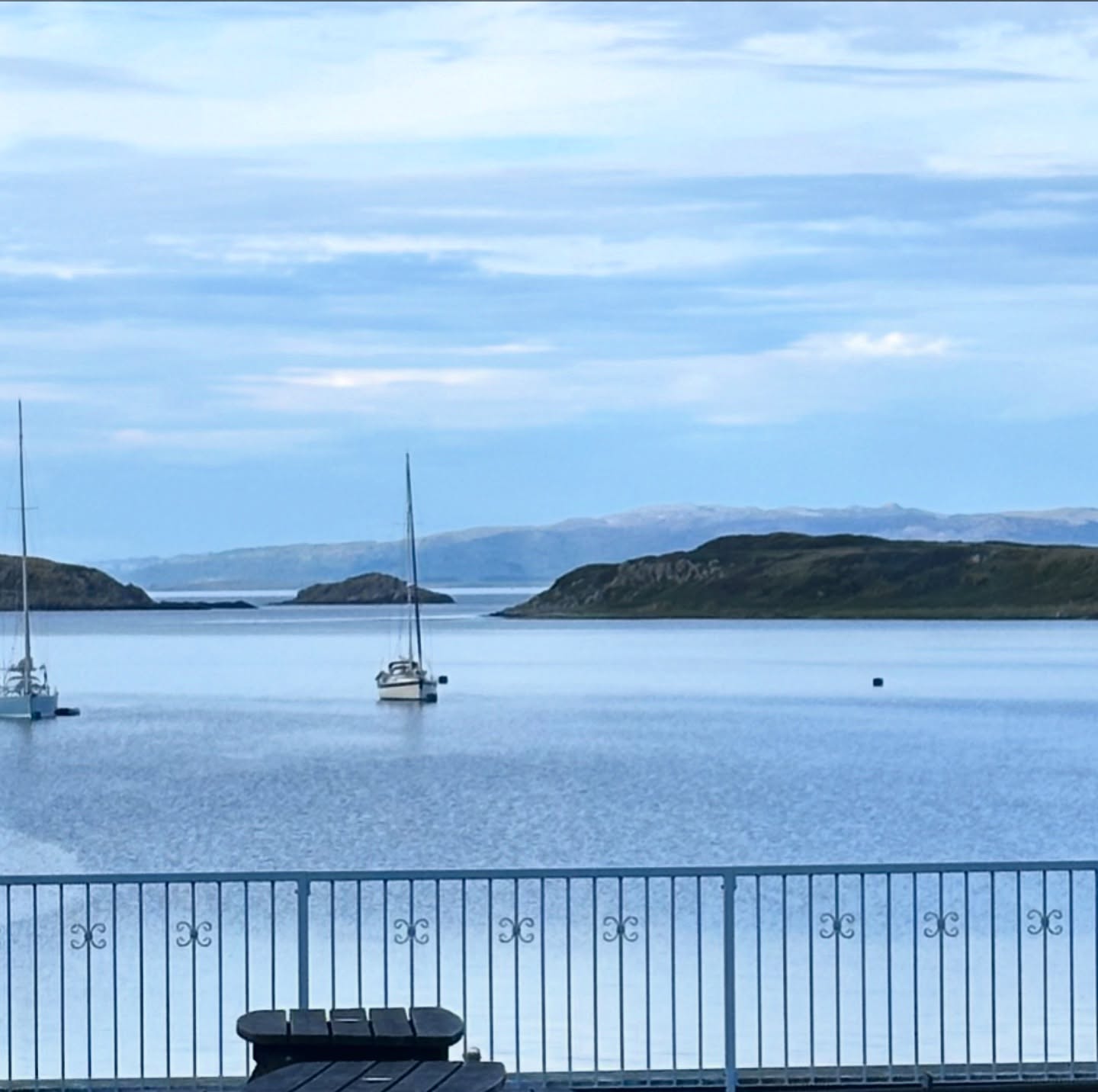 Sailing Adventures and Whisky Tasting ⛵
We enjoyed a fantastic whisky tasting in Craighouse, Jura. The next day, we moved on to Lussa Bay, anchoring in a tranquil spot with wild stags roaming the beach.
After a peaceful night, we had a fast and smooth sail to Ardfern Marina. There, we picked up spare parts for the dinghy and filled up our water tanks after 8 days off-grid. Loving the mix of adventure and relaxation on this journey! 🌊🌞
#sailinglife #whiskytasting #craighouse #lussabay #wildstags #ardfernmarina #offgridlife #boatlife #sailingcouple #scotland #westscotland #sailinglagertha #westerlyyachts #westerlyoceanlord #segeln
