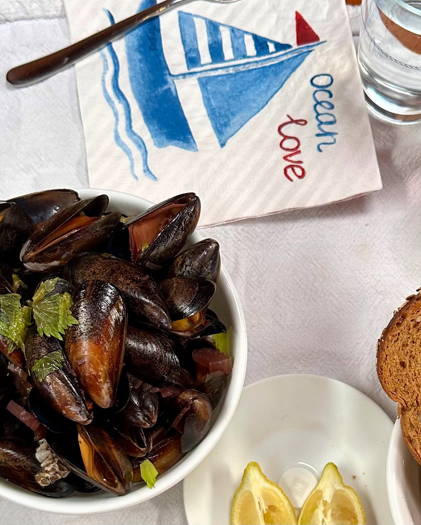 🌧️ Rainy Day, Mussels Day ⛵
Despite the rain and fog, we had an adventurous downwind passage from Ardfern to Loch Spelve. Good planning and an early start ensured we got the tides right and had a great sailing day. We were even treated to a dolphin sighting! Our reward? Fresh mussels, directly from the farm, offered via an honesty box and cooked to perfection by Andrea. Plus, our sailing cat enjoyed the adventure too! Delicious! 🌊🍴 . . . . . . #sailinglife #rainyday #adventuresailing #lochspelve #freshmussels #foggyday #downwindsailing #boatlife #sailingcouple #dolphinsighting #scotland #westscotland #sailinglagertha #westerlyyachts #westerlyoceanlord #segeln #sailingcat #catonboard #boatcat #adventurecat #catsatsea