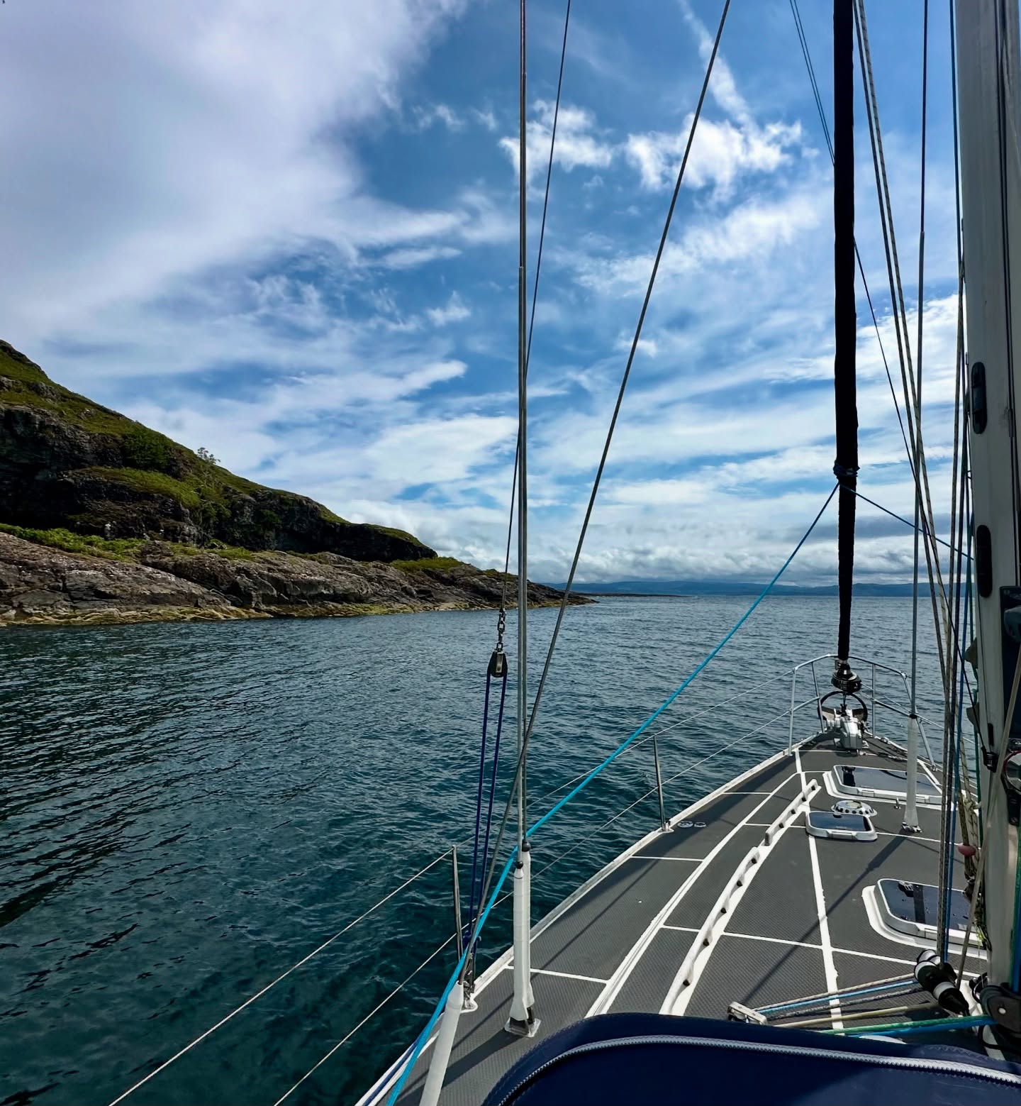 🌞 Sailing to Tobermory ⛵
We had a fantastic sail from Loch Spelve to Tobermory, enjoying a nice downwind run with 20 knots of wind gusting up to 31. The entire Sound of Mull was under sail, with the tide in our favor and the sun shining bright. Now, we're anchored in Tobermory, ready for some whisky tasting! Plus, we logged over 2000 nautical miles with Lagertha today. 🌊🌞
#sailinglife #tobermory #lochspelve #downwindsailing #sunnyday #soundofmull #boatlife #sailingcouple #whiskytasting #scotland #westscotland #sailinglagertha #westerlyyachts #westerlyoceanlord #segel