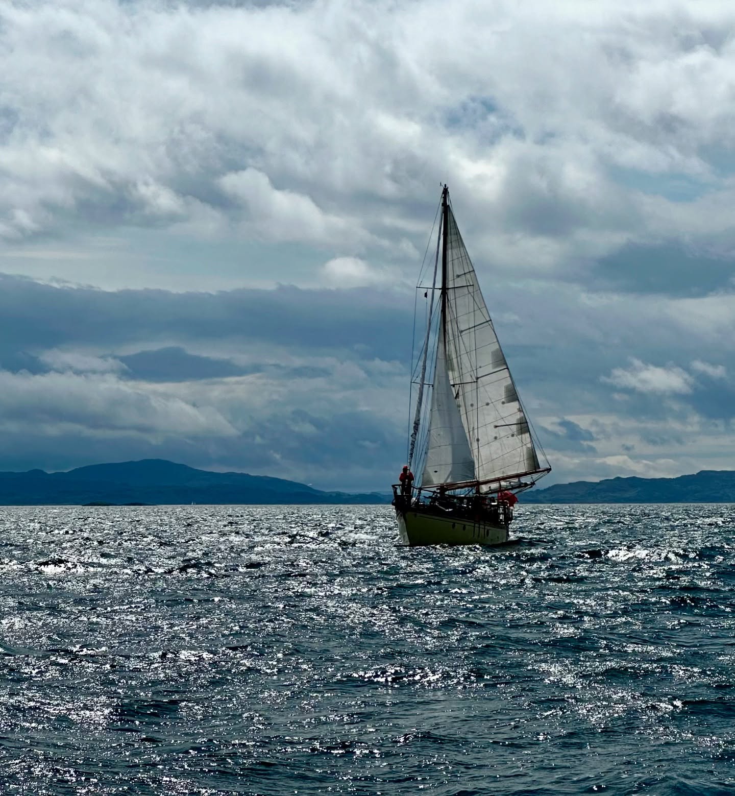 🌞 Sailing to Tobermory ⛵
We had a fantastic sail from Loch Spelve to Tobermory, enjoying a nice downwind run with 20 knots of wind gusting up to 31. The entire Sound of Mull was under sail, with the tide in our favor and the sun shining bright. Now, we're anchored in Tobermory, ready for some whisky tasting! Plus, we logged over 2000 nautical miles with Lagertha today. 🌊🌞
#sailinglife #tobermory #lochspelve #downwindsailing #sunnyday #soundofmull #boatlife #sailingcouple #whiskytasting #scotland #westscotland #sailinglagertha #westerlyyachts #westerlyoceanlord #segel