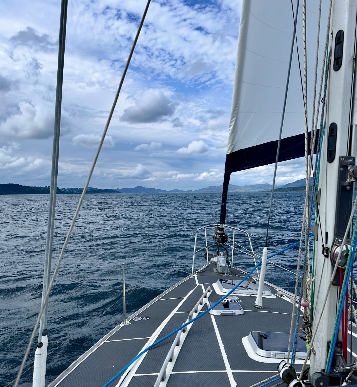 🌞 Sailing to Tobermory ⛵
We had a fantastic sail from Loch Spelve to Tobermory, enjoying a nice downwind run with 20 knots of wind gusting up to 31. The entire Sound of Mull was under sail, with the tide in our favor and the sun shining bright. Now, we're anchored in Tobermory, ready for some whisky tasting! Plus, we logged over 2000 nautical miles with Lagertha today. 🌊🌞
#sailinglife #tobermory #lochspelve #downwindsailing #sunnyday #soundofmull #boatlife #sailingcouple #whiskytasting #scotland #westscotland #sailinglagertha #westerlyyachts #westerlyoceanlord #segel