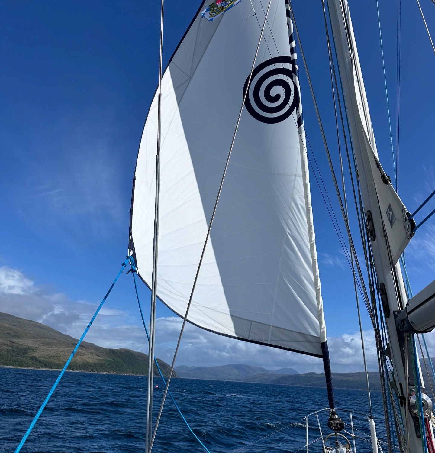 ⛵ Isle Ornsay to Plockton 🌦️
We had a downwind sail from Isle Ornsay to Plockton with some gusty winds. Navigating through the adventurous Kyle Rhea, we hit speeds up to 10 knots and dealt with some tricky overfalls and eddies. Our mainsail outhaul jammed right after, but we managed a quick fix. It was rather sunny until just before the Skye Bridge, when the rain started pouring.
#sailinglife #isleornsay #plockton #downwindsailing #kylerhea #adventure #skyebridge #boatlife #sailingcouple #scotland #westscotland #sailinglagertha #westerlyyachts #westerlyoceanlord #segeln