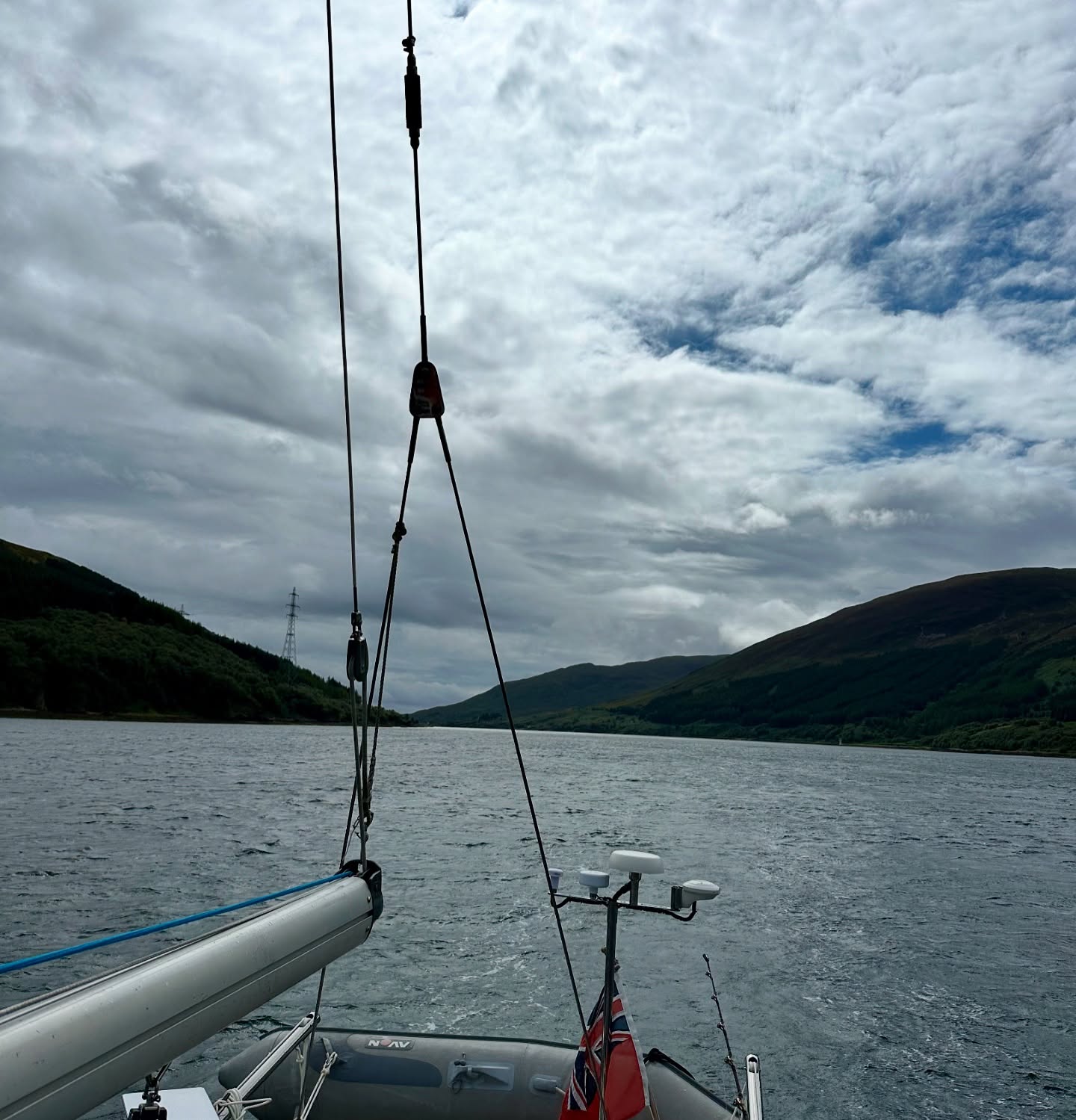 ⛵ Isle Ornsay to Plockton 🌦️
We had a downwind sail from Isle Ornsay to Plockton with some gusty winds. Navigating through the adventurous Kyle Rhea, we hit speeds up to 10 knots and dealt with some tricky overfalls and eddies. Our mainsail outhaul jammed right after, but we managed a quick fix. It was rather sunny until just before the Skye Bridge, when the rain started pouring.
#sailinglife #isleornsay #plockton #downwindsailing #kylerhea #adventure #skyebridge #boatlife #sailingcouple #scotland #westscotland #sailinglagertha #westerlyyachts #westerlyoceanlord #segeln