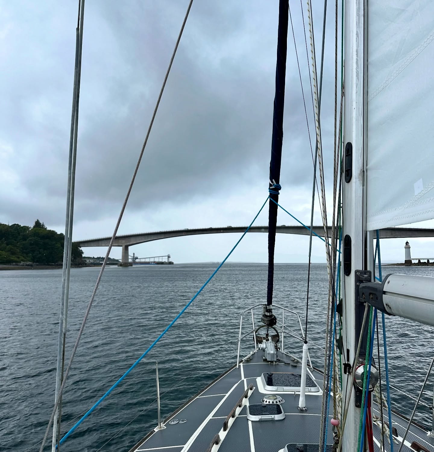 ⛵ Isle Ornsay to Plockton 🌦️
We had a downwind sail from Isle Ornsay to Plockton with some gusty winds. Navigating through the adventurous Kyle Rhea, we hit speeds up to 10 knots and dealt with some tricky overfalls and eddies. Our mainsail outhaul jammed right after, but we managed a quick fix. It was rather sunny until just before the Skye Bridge, when the rain started pouring.
#sailinglife #isleornsay #plockton #downwindsailing #kylerhea #adventure #skyebridge #boatlife #sailingcouple #scotland #westscotland #sailinglagertha #westerlyyachts #westerlyoceanlord #segeln