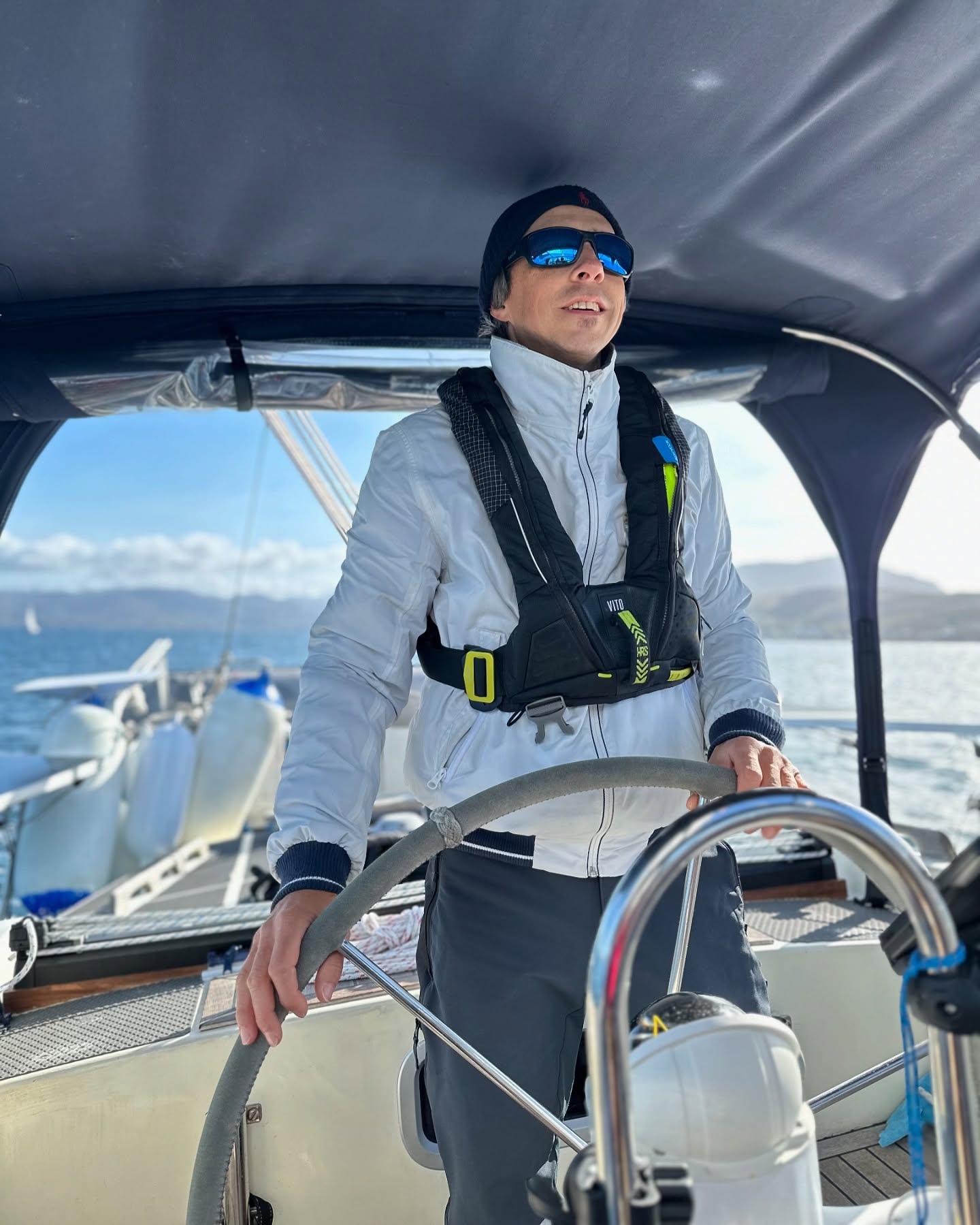 ⛵ Heading South to Droma Buidhe
We started with a good sail before switching to motor sailing for the second half. The highlight? A massive dolphin sighting that lasted about 25 minutes as they played at our bow! We anchored in Droma Buidhe with our buddy sailors on SY Kutani @farr.a.way , enjoyed a BBQ, and had some delicious venison kebabs from Inverie. We were also hiding from strong winds in the anchorage, but the night wasn't restful-a nearby boat's anchor dragged, keeping us on watch in the cockpit until 5:30 am when they finally moved. To top it off, we woke up to a thunderstorm this morning.
#sailinglife #dromabuidhe #tobermory #boatsquad #dolphinsighting #sailingadventures #sailinglagertha #westscotland #sailingcouple #westerlyyachts #westerlyoceanlord #segeln