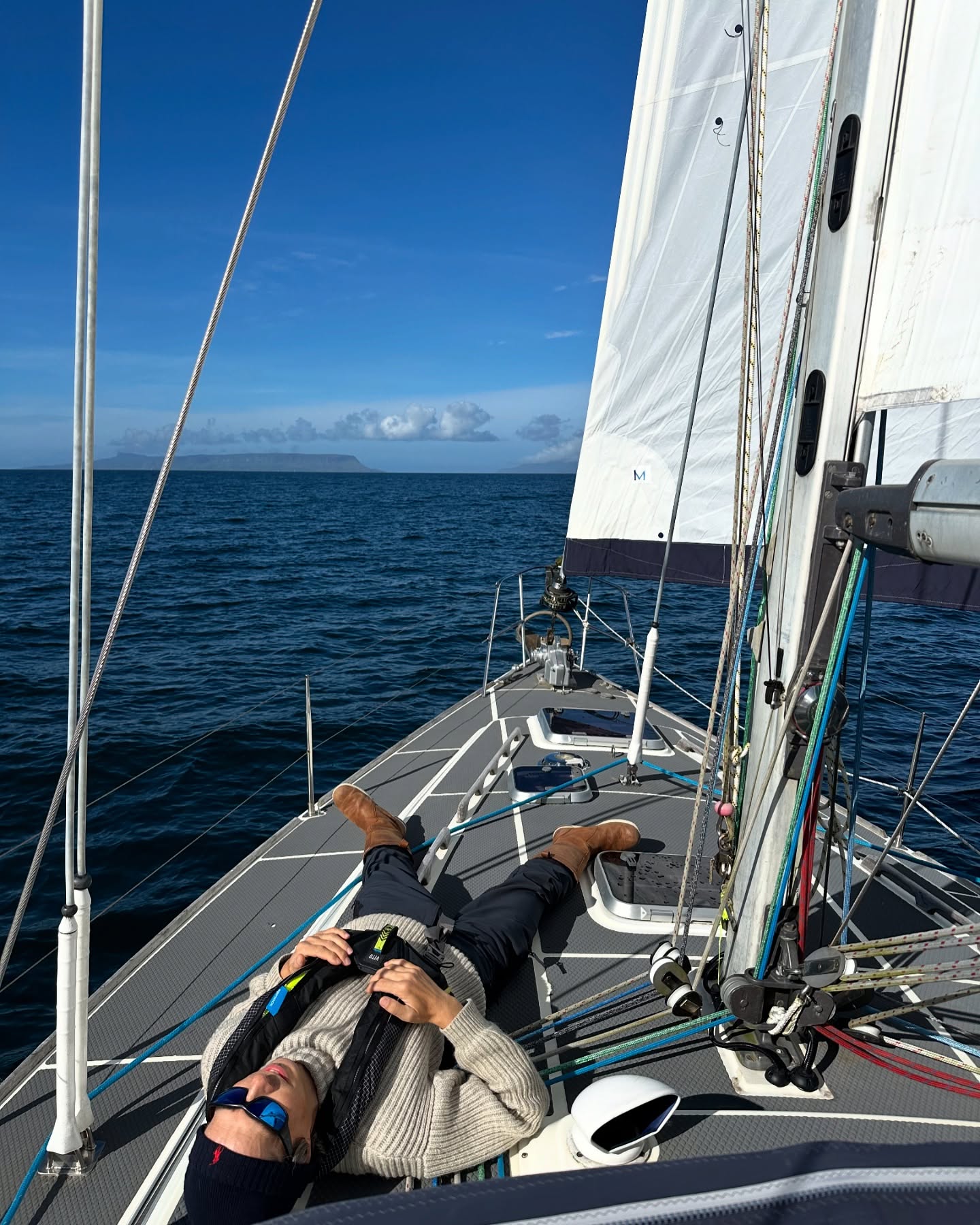 ⛵ Heading South to Droma Buidhe
We started with a good sail before switching to motor sailing for the second half. The highlight? A massive dolphin sighting that lasted about 25 minutes as they played at our bow! We anchored in Droma Buidhe with our buddy sailors on SY Kutani @farr.a.way , enjoyed a BBQ, and had some delicious venison kebabs from Inverie. We were also hiding from strong winds in the anchorage, but the night wasn't restful-a nearby boat's anchor dragged, keeping us on watch in the cockpit until 5:30 am when they finally moved. To top it off, we woke up to a thunderstorm this morning.
#sailinglife #dromabuidhe #tobermory #boatsquad #dolphinsighting #sailingadventures #sailinglagertha #westscotland #sailingcouple #westerlyyachts #westerlyoceanlord #segeln