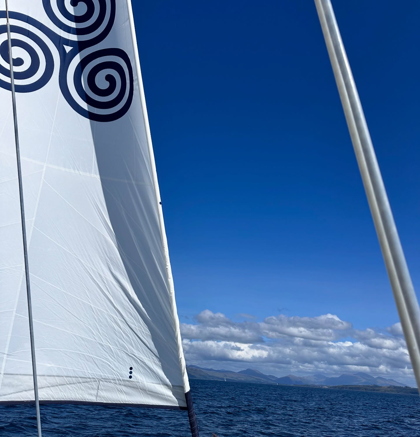 ⛵ Journey from Loch Aline to Kerrera / Oban
We were treated to the Northern Lights aurora early this morning in Loch Aline before setting off. A nice and smooth sail to Kerrera with some sunshine along the way made for a perfect day.
#sailinglife #kerrera #oban #aurora #northernlights #smoothsailing #sailingadventures #sailinglagertha #westscotland #westerlyyachts #westerlyoceanlord #segeln