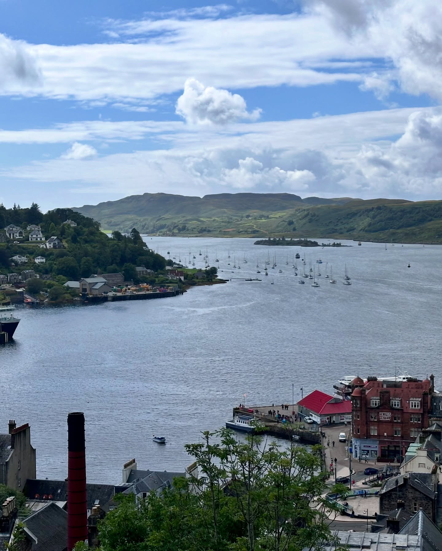 ⛵ Two Days in Oban and Kerrera
Spent two days exploring Oban and Kerrera. We had a farewell dinner with our friends and buddy boat crew from Kutani @farr.a.way The next day, we took a water taxi to Oban, enjoyed a full Scottish breakfast, did some tourist shopping, and walked to McCaig's Tower & Battery Hill. We also visited the distillery before heading back to Lagertha for a posh dinner with local oysters and crab, topped off by a rainbow over Oban. Managed to fit in a short walk on Kerrera too.
#sailinglife #oban #kerrera #scottishadventures #sailinglagertha #farraway #mccaigstower #localoysters #localcrab #westscotland #westerlyyachts #westerlyoceanlord #segeln