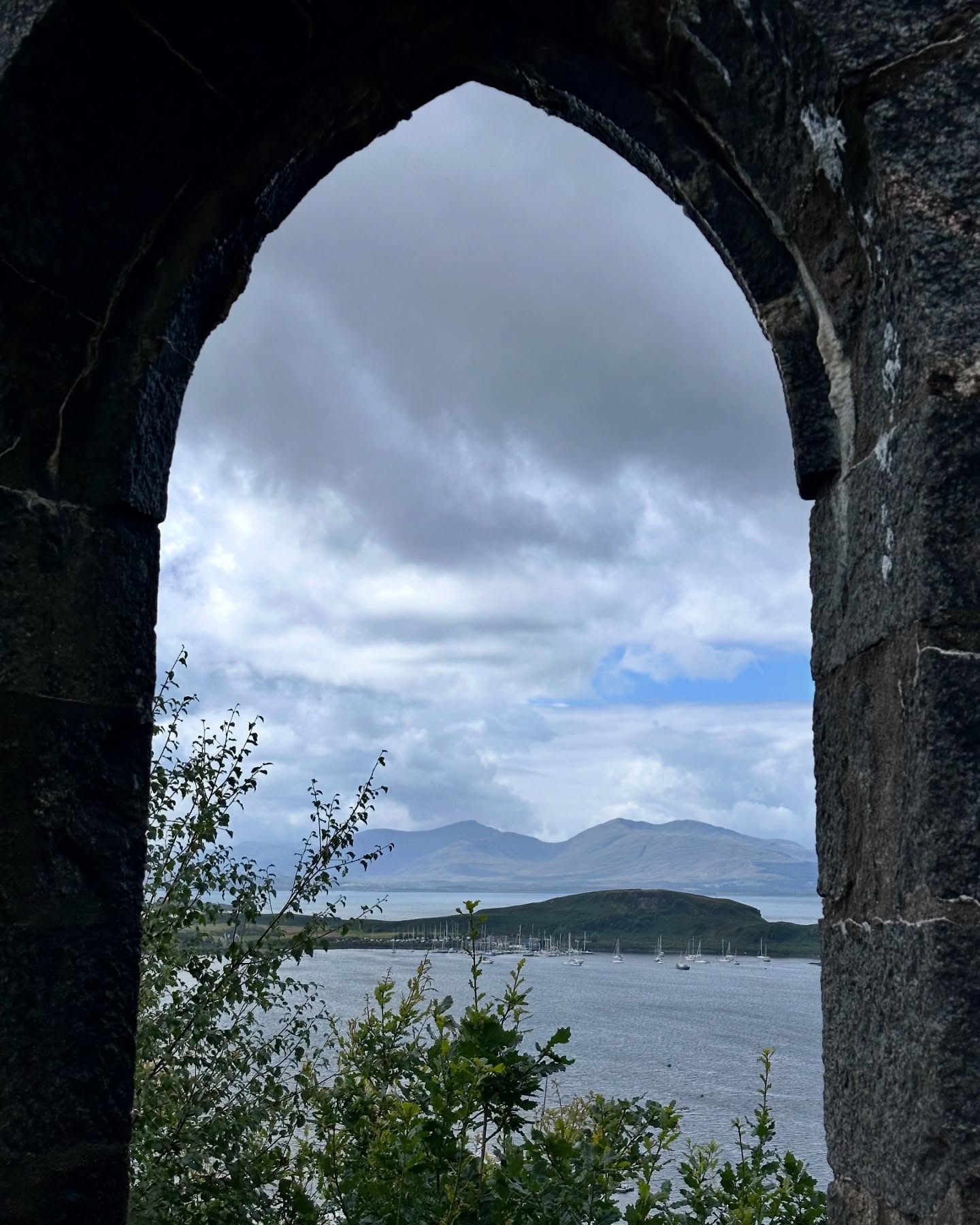 ⛵ Two Days in Oban and Kerrera
Spent two days exploring Oban and Kerrera. We had a farewell dinner with our friends and buddy boat crew from Kutani @farr.a.way The next day, we took a water taxi to Oban, enjoyed a full Scottish breakfast, did some tourist shopping, and walked to McCaig's Tower & Battery Hill. We also visited the distillery before heading back to Lagertha for a posh dinner with local oysters and crab, topped off by a rainbow over Oban. Managed to fit in a short walk on Kerrera too.
#sailinglife #oban #kerrera #scottishadventures #sailinglagertha #farraway #mccaigstower #localoysters #localcrab #westscotland #westerlyyachts #westerlyoceanlord #segeln