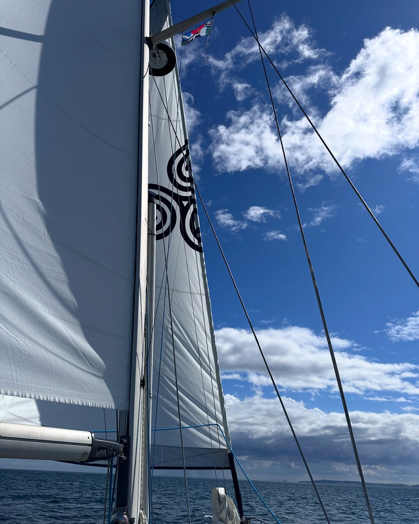 ⛵ Chasing the Summer: Glenarm to Belfast City Marina
Set off from Glenarm with full sails, but had to reef early due to some squalls with a bit of rain. Thankfully, the rest of the journey was mostly dry and sunny. Enjoyed some lovely days in Belfast, soaking up the sunshine and even fitting in a pub crawl! 🌞🍻
#sailinglife #belfastcitymarina #glenarmtobelfast #sailingadventures #chasingthesummer #sailinglagertha #westerlyyachts #westerlyoceanlord #segeln #pubcrawl