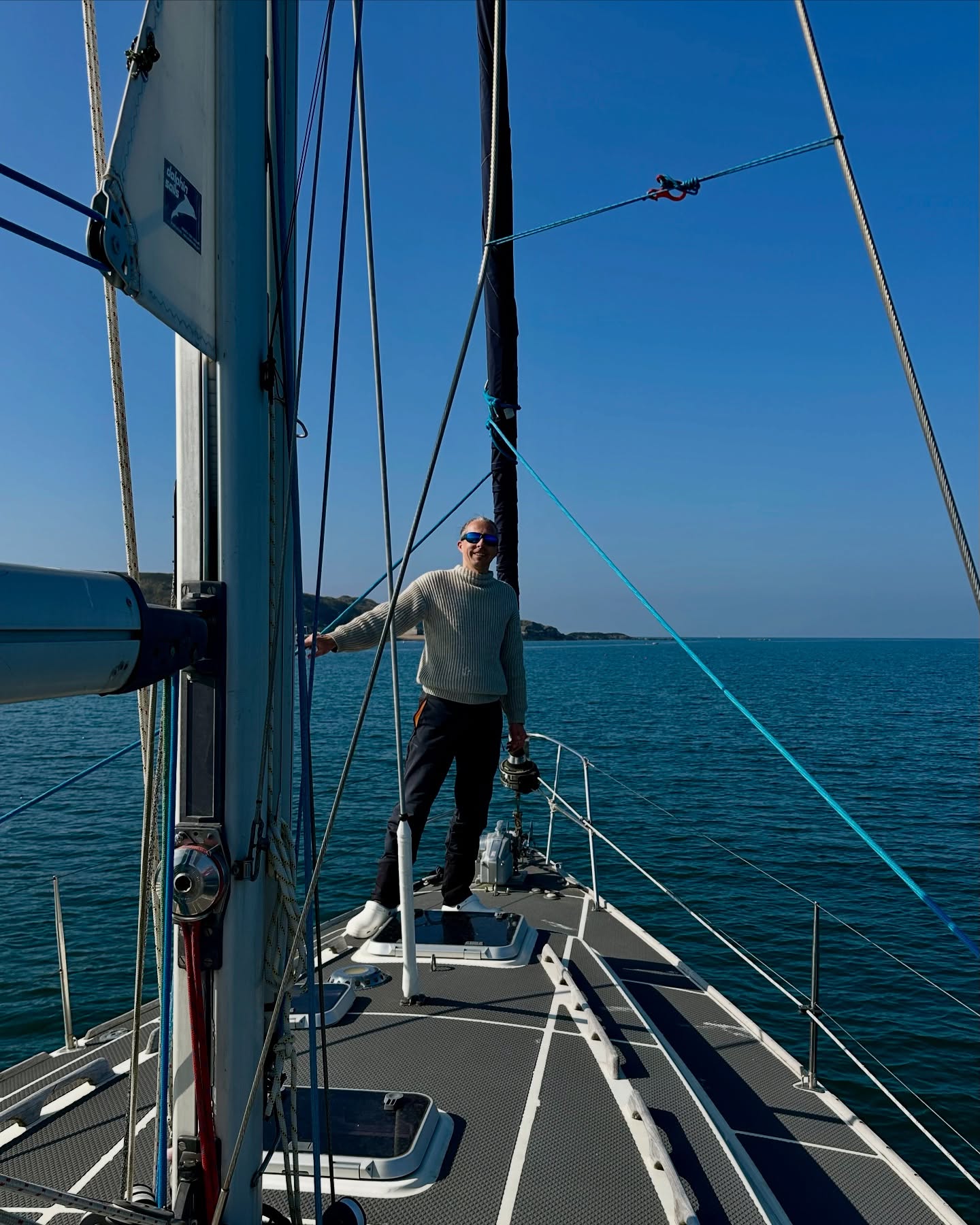 Up at 4am and off from Port St Mary to catch the fast tide round Anglesey. Timing was spot on to reach the stunning anchorage at Port Dinllaen well before sunset to enjoy a sundowner⛵🌅
A proper adventure: beautiful sunrise, dolphins riding the fast streams, whirlpools swirling past and long stretches of motor sailing under the sun at calm seas. 😎🐬 Not much wind but enough sun for a good tan and plenty of sea spray!
#SailingLife #TidalAdventure #PortDinllaen #SeaEscape